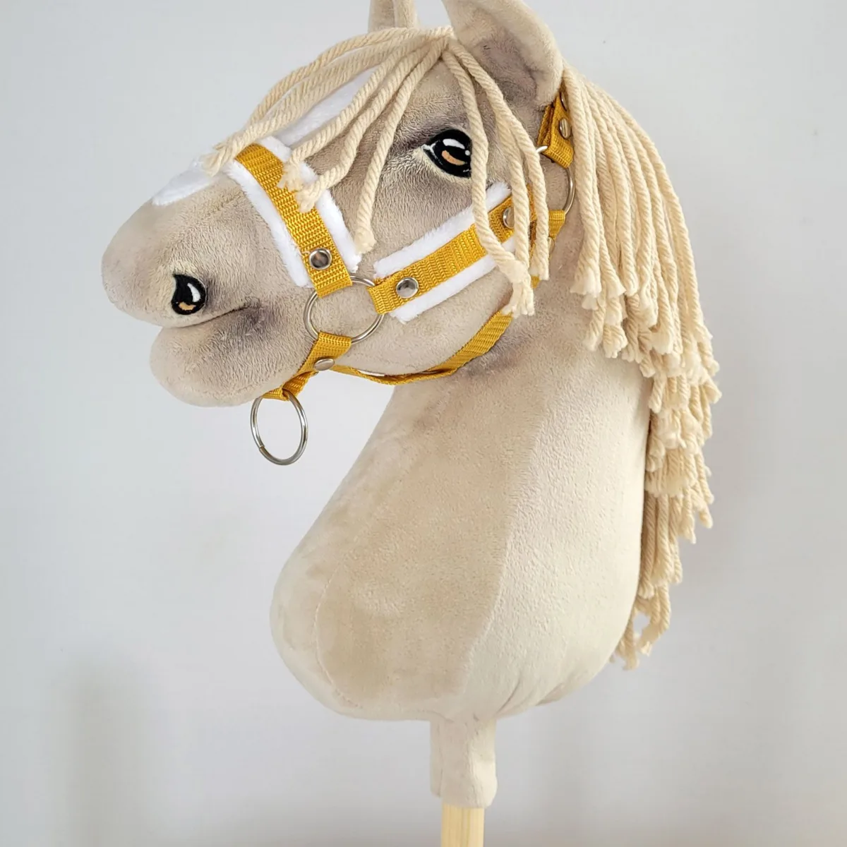 Rinkinys „Hobby Horse“ žirgui: apynasris A3 su baltu kailiuku ir virvinis pavadis, spalvos: balta, geltona ir juoda
