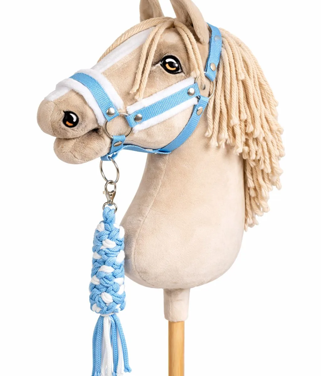 Rinkinys „Hobby Horse“ žirgui: apynasris A3 su baltu kailiuku ir virvinis pavadis, spalvos: mėlyna ir oranžinė