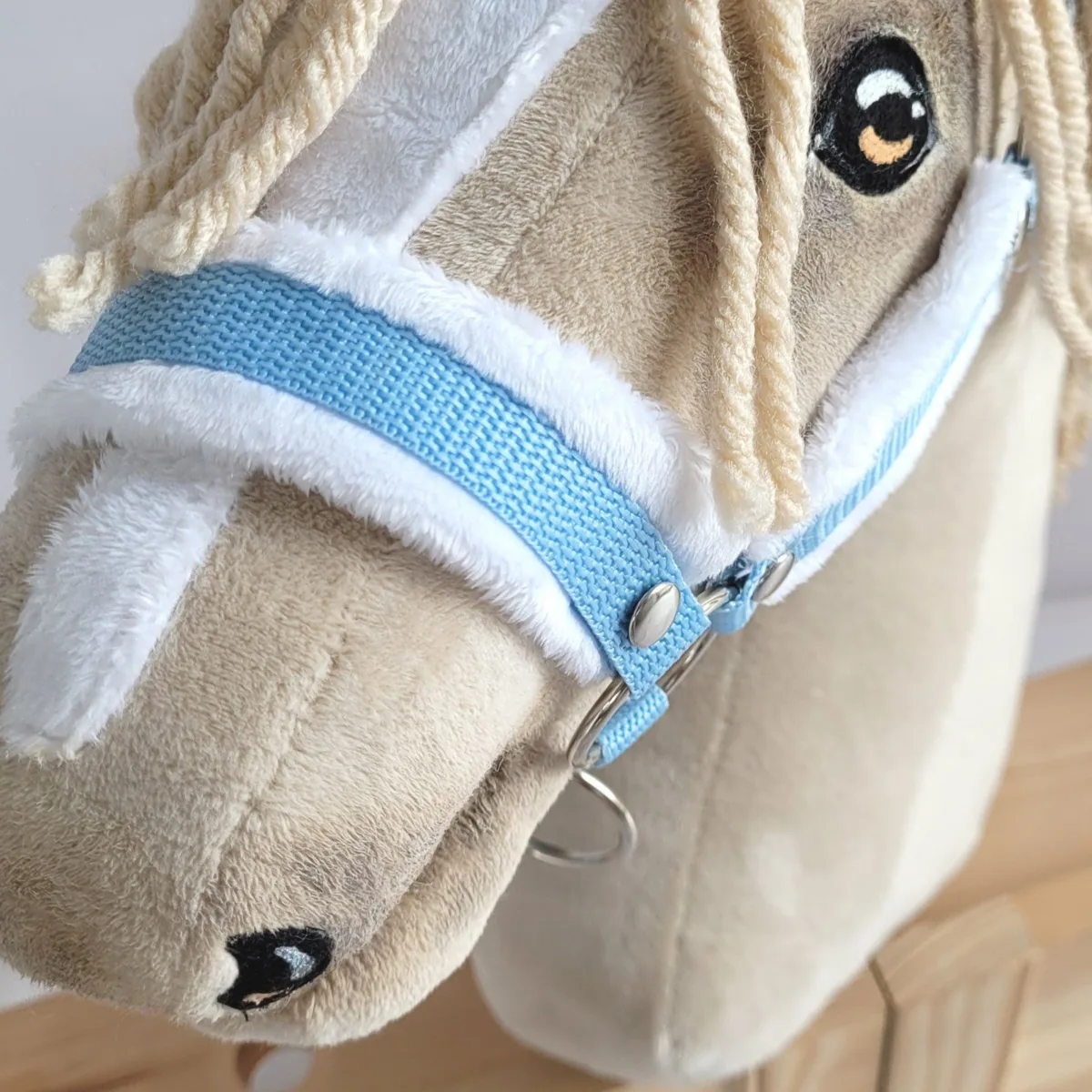 Rinkinys „Hobby Horse“ žirgui: apynasris A3 su baltu kailiuku ir virvinis pavadis, spalvos: mėlyna ir oranžinė