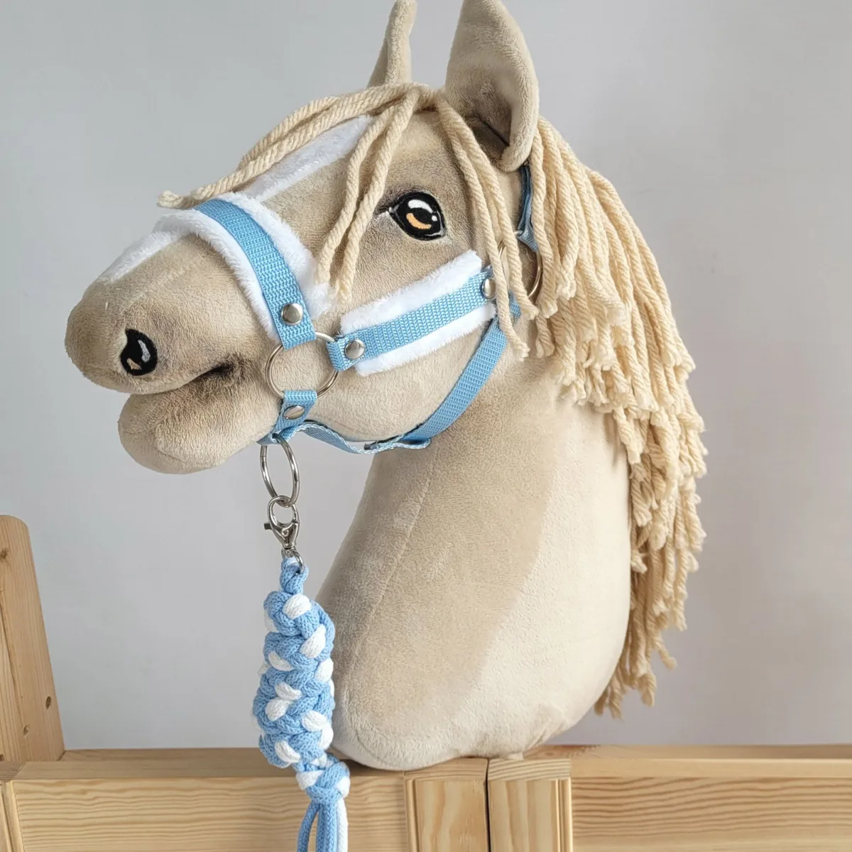 Rinkinys „Hobby Horse“ žirgui: apynasris A3 su baltu kailiuku ir virvinis pavadis, spalvos: mėlyna ir oranžinė