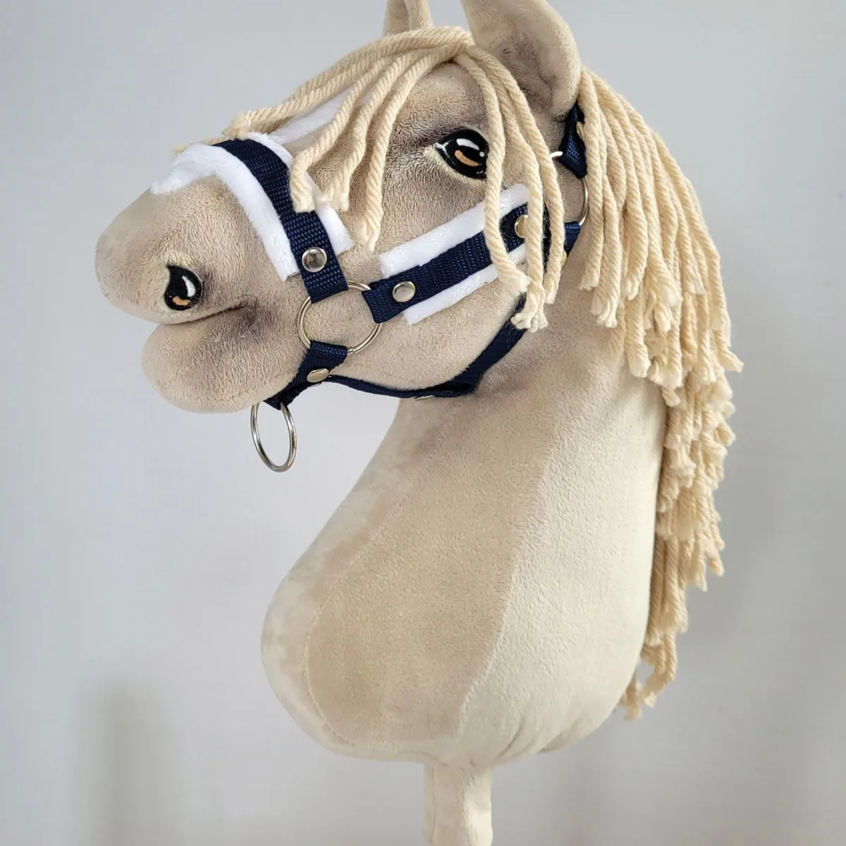 Rinkinys „Hobby Horse“ žirgui: apynasris A3 su baltu kailiuku ir virvinis pavadis, spalvos: mėlyna ir oranžinė