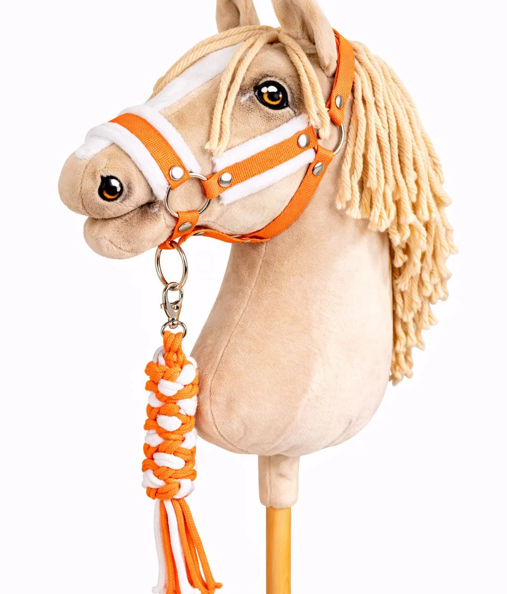 Rinkinys „Hobby Horse“ žirgui: apynasris A3 su baltu kailiuku ir virvinis pavadis, spalvos: mėlyna ir oranžinė