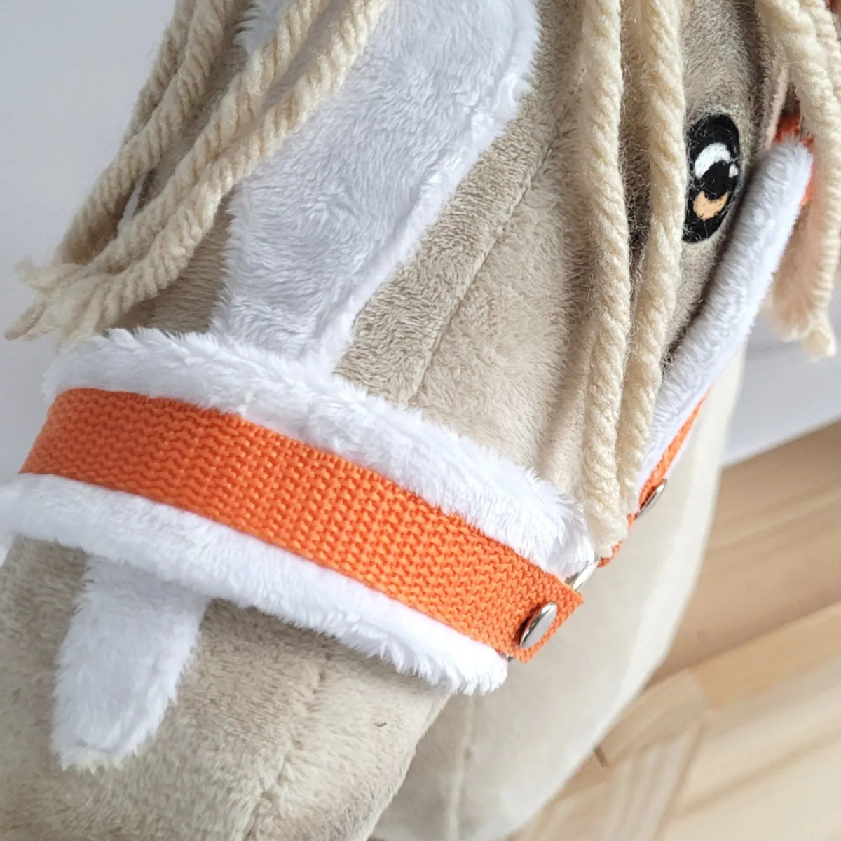 Rinkinys „Hobby Horse“ žirgui: apynasris A3 su baltu kailiuku ir virvinis pavadis, spalvos: mėlyna ir oranžinė