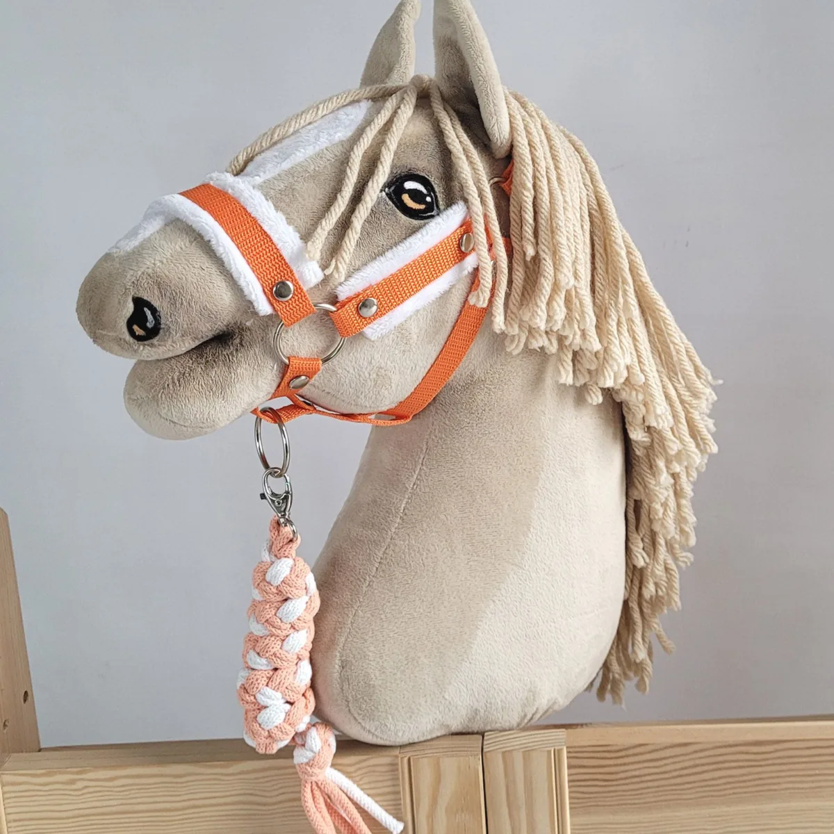 Rinkinys „Hobby Horse“ žirgui: apynasris A3 su baltu kailiuku ir virvinis pavadis, spalvos: mėlyna ir oranžinė