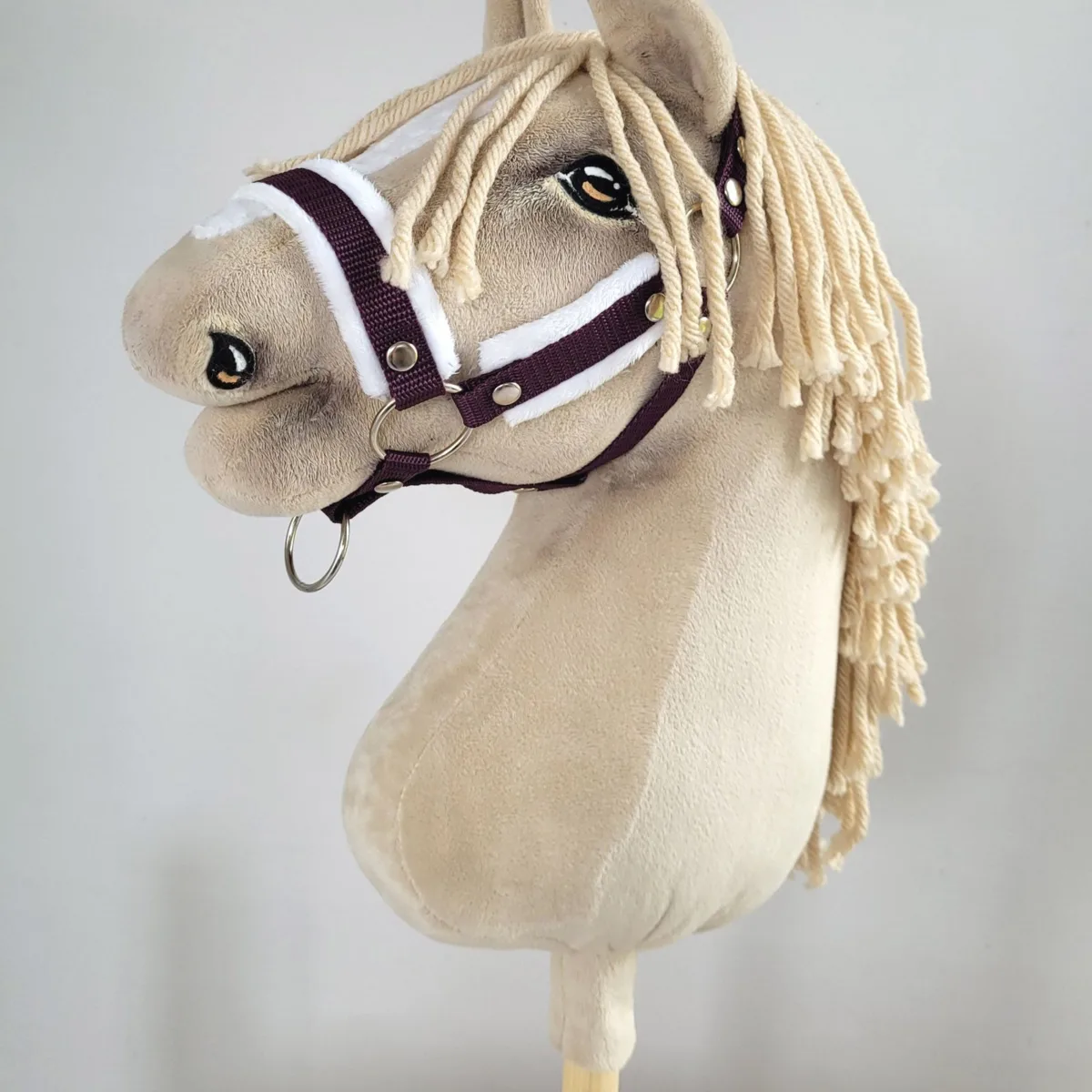 Rinkinys „Hobby Horse“ žirgui: apynasris A3 su baltu kailiuku ir virvinis pavadis, spalvos: balta, geltona ir juoda