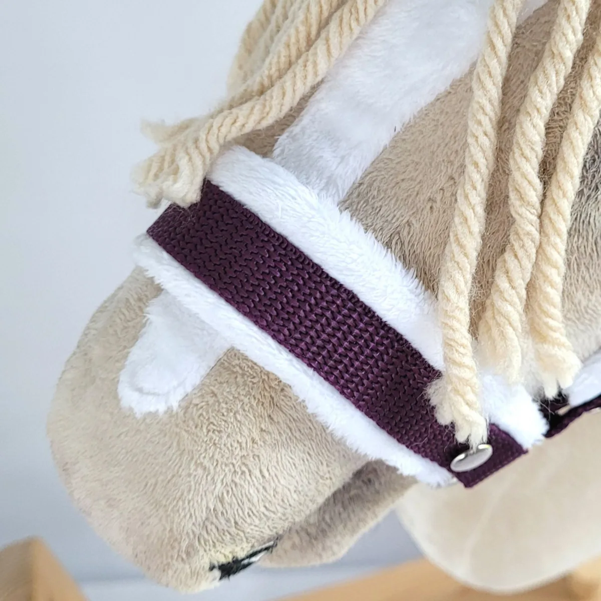 Rinkinys „Hobby Horse“ žirgui: apynasris A3 su baltu kailiuku ir virvinis pavadis, spalvos: balta, geltona ir juoda