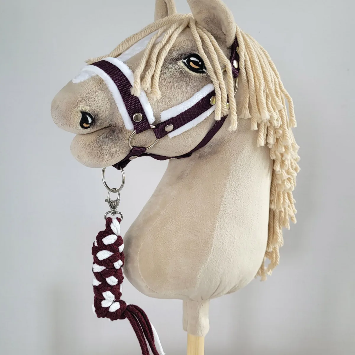 Rinkinys „Hobby Horse“ žirgui: apynasris A3 su baltu kailiuku ir virvinis pavadis, spalvos: balta, geltona ir juoda