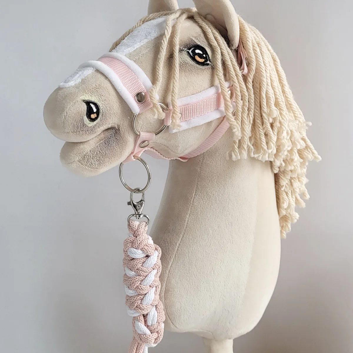 Rinkinys „Hobby Horse“ žirgui: apynasris A3 su baltu kailiuku ir virvinis pavadis, spalvos: rožinė, ruda ir kitos