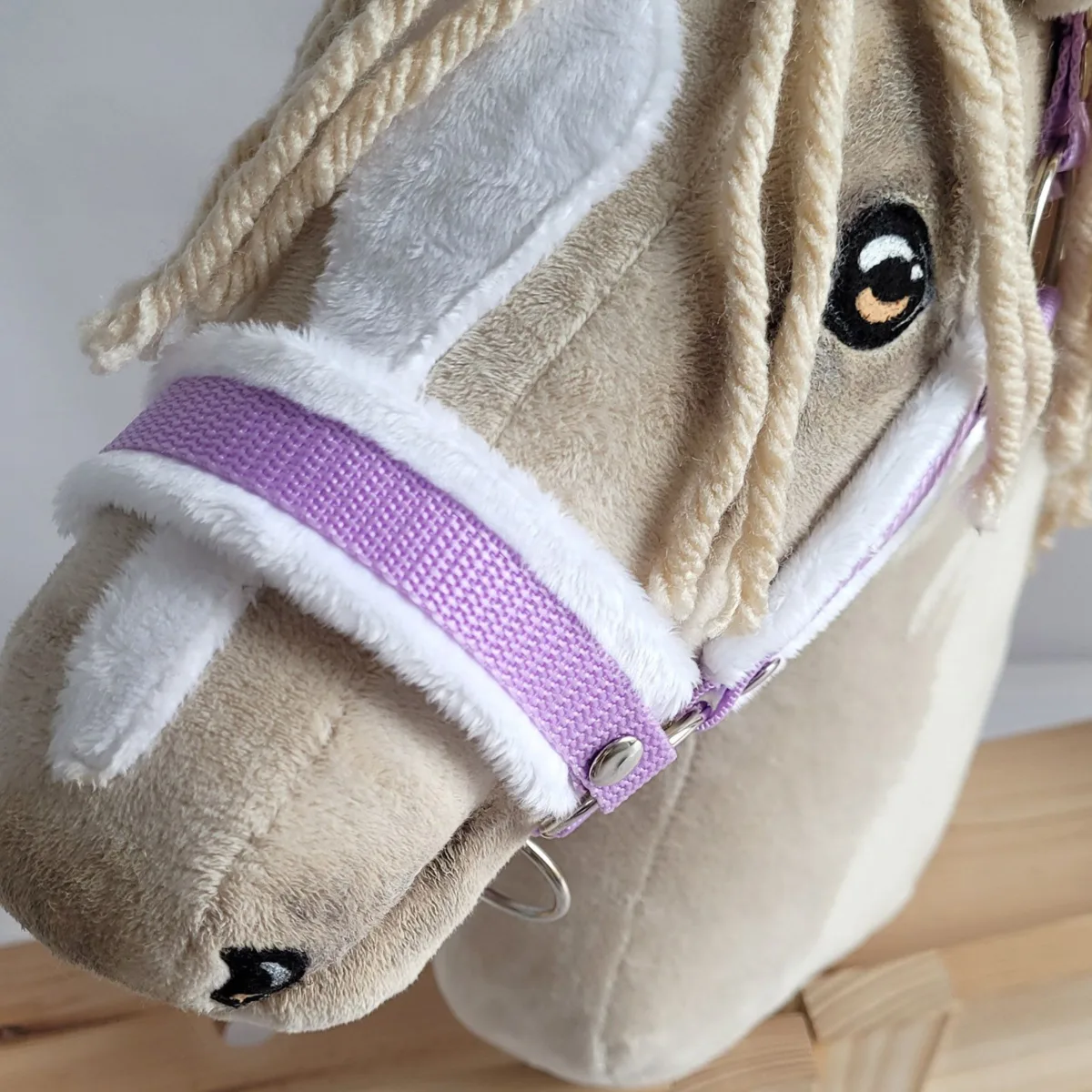 Rinkinys „Hobby Horse“ žirgui: apynasris A3 su baltu kailiuku ir virvinis pavadis, spalvos: rožinė, ruda ir kitos