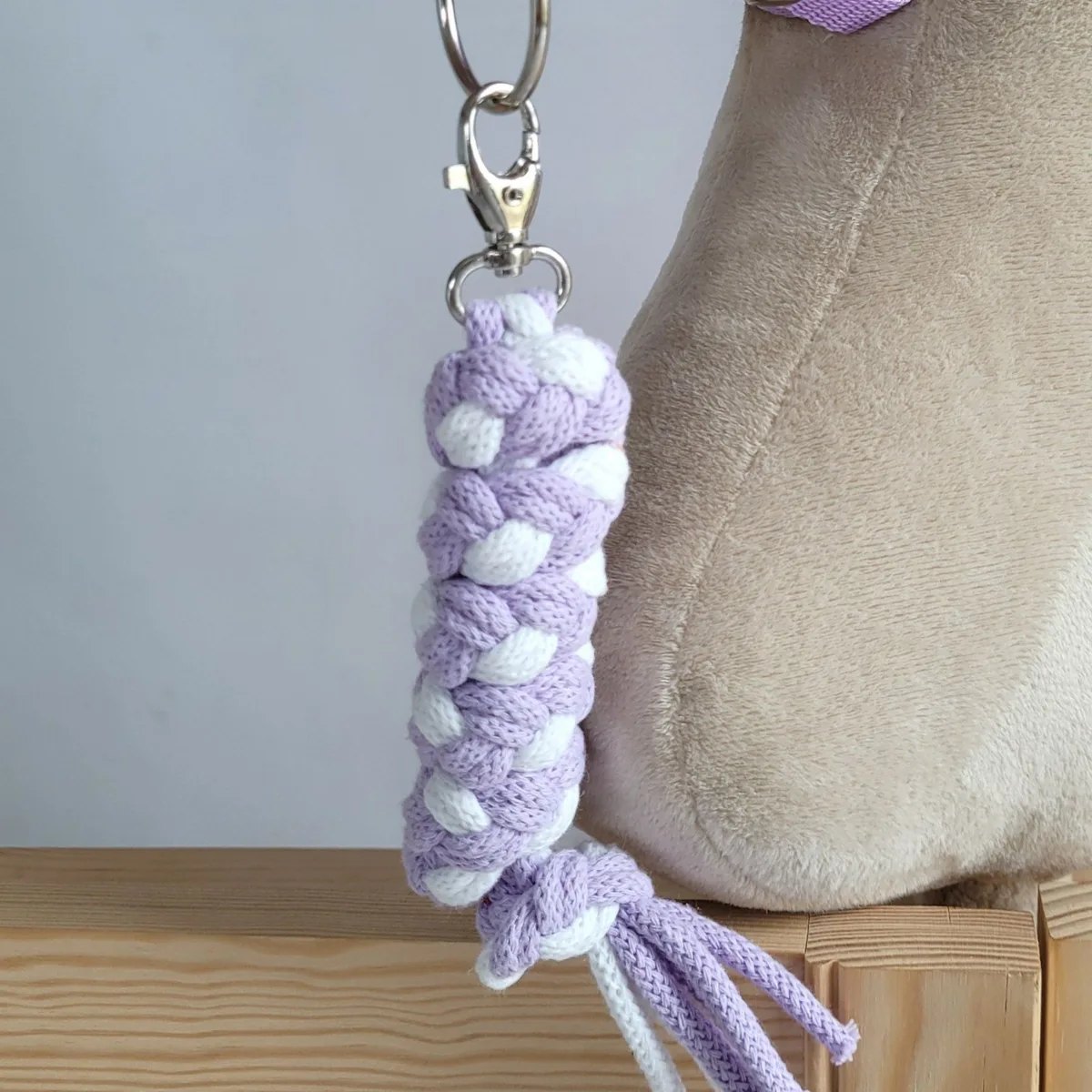 Rinkinys „Hobby Horse“ žirgui: apynasris A3 su baltu kailiuku ir virvinis pavadis, spalvos: rožinė, ruda ir kitos