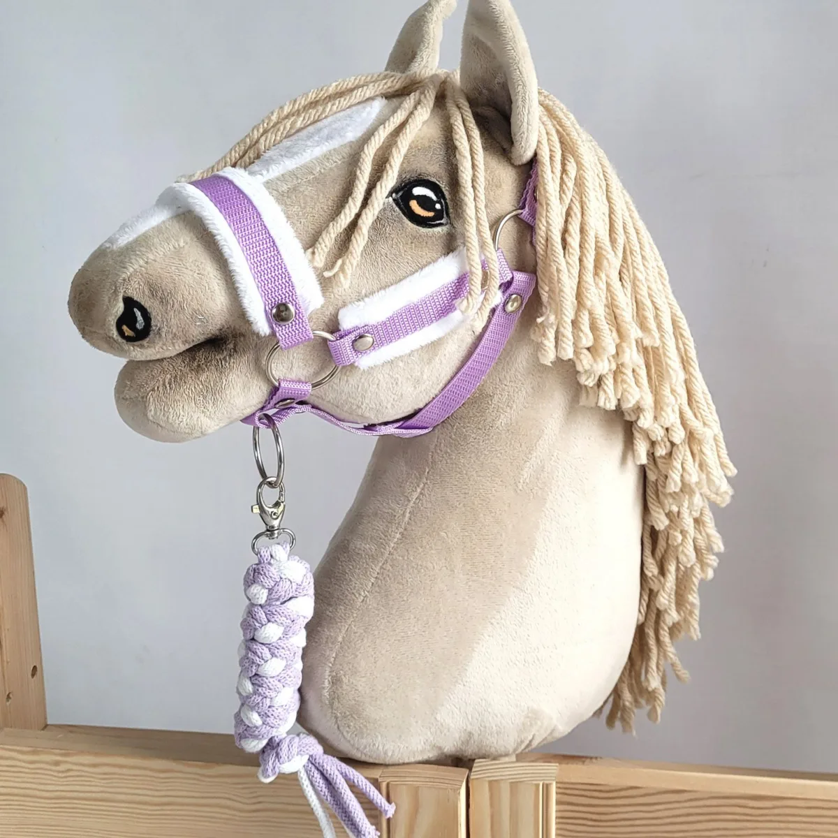 Rinkinys „Hobby Horse“ žirgui: apynasris A3 su baltu kailiuku ir virvinis pavadis, spalvos: rožinė, ruda ir kitos