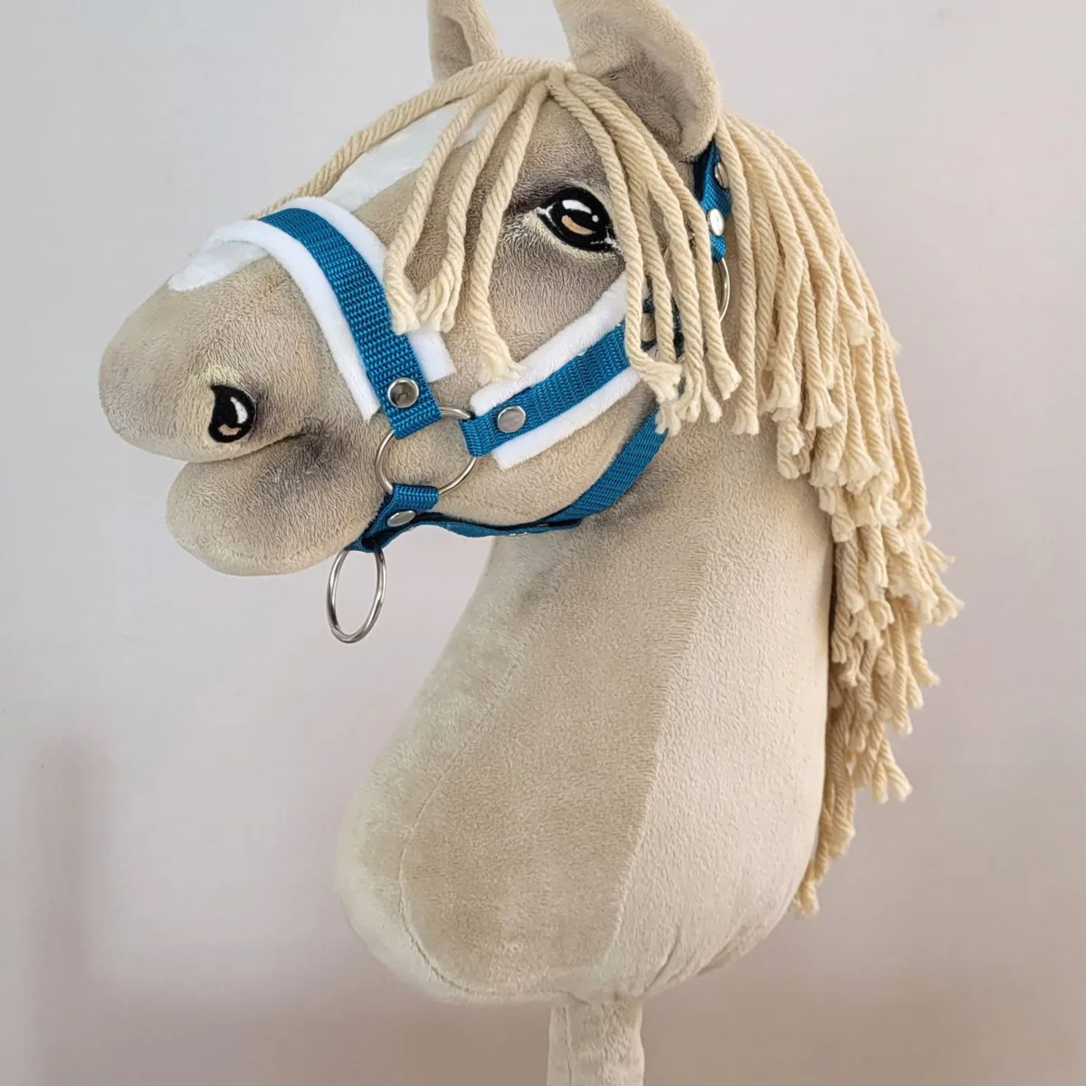 Rinkinys „Hobby Horse“ žirgui: apynasris A3 su baltu kailiuku ir virvinis pavadis, spalvos: mėlyna ir oranžinė