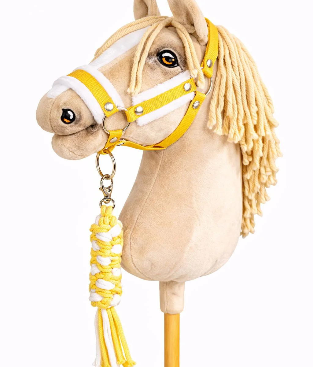 Rinkinys „Hobby Horse“ žirgui: apynasris A3 su baltu kailiuku ir virvinis pavadis, spalvos: balta, geltona ir juoda