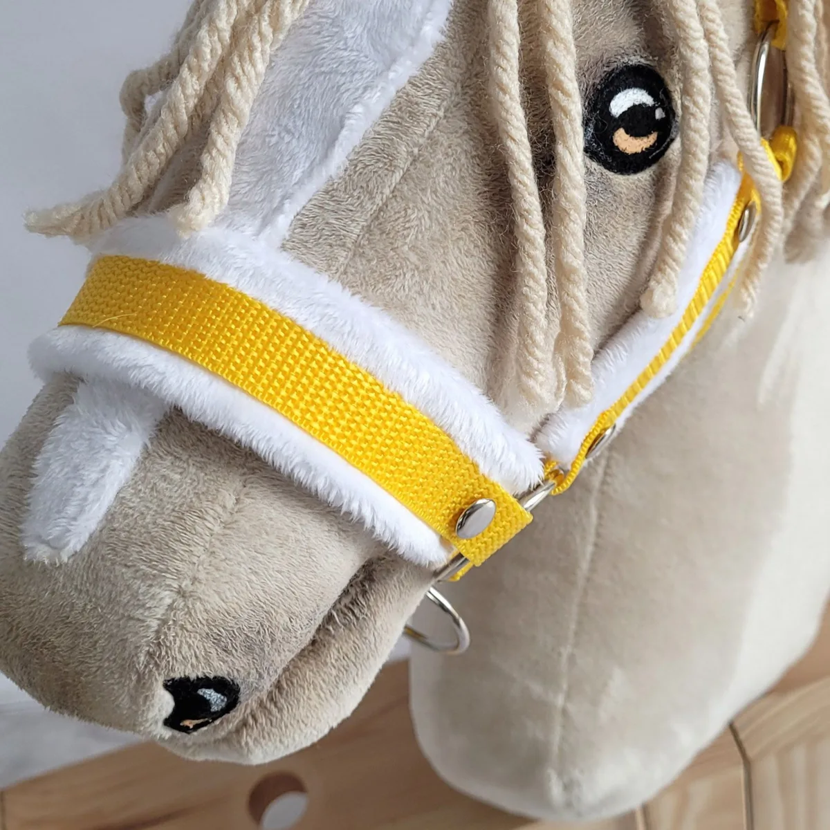 Rinkinys „Hobby Horse“ žirgui: apynasris A3 su baltu kailiuku ir virvinis pavadis, spalvos: balta, geltona ir juoda