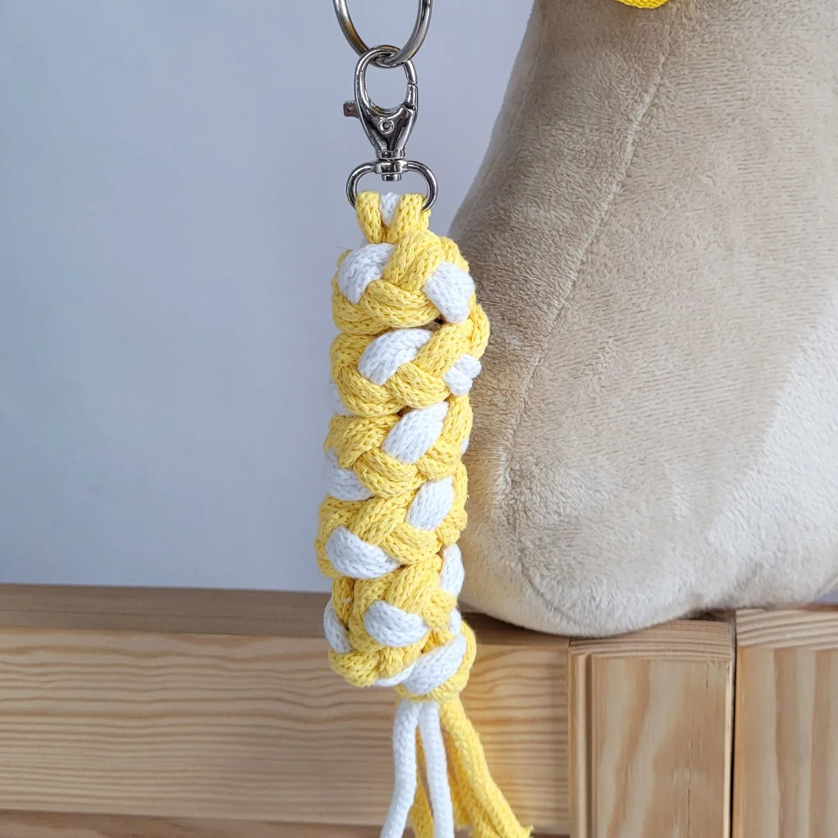 Rinkinys „Hobby Horse“ žirgui: apynasris A3 su baltu kailiuku ir virvinis pavadis, spalvos: balta, geltona ir juoda