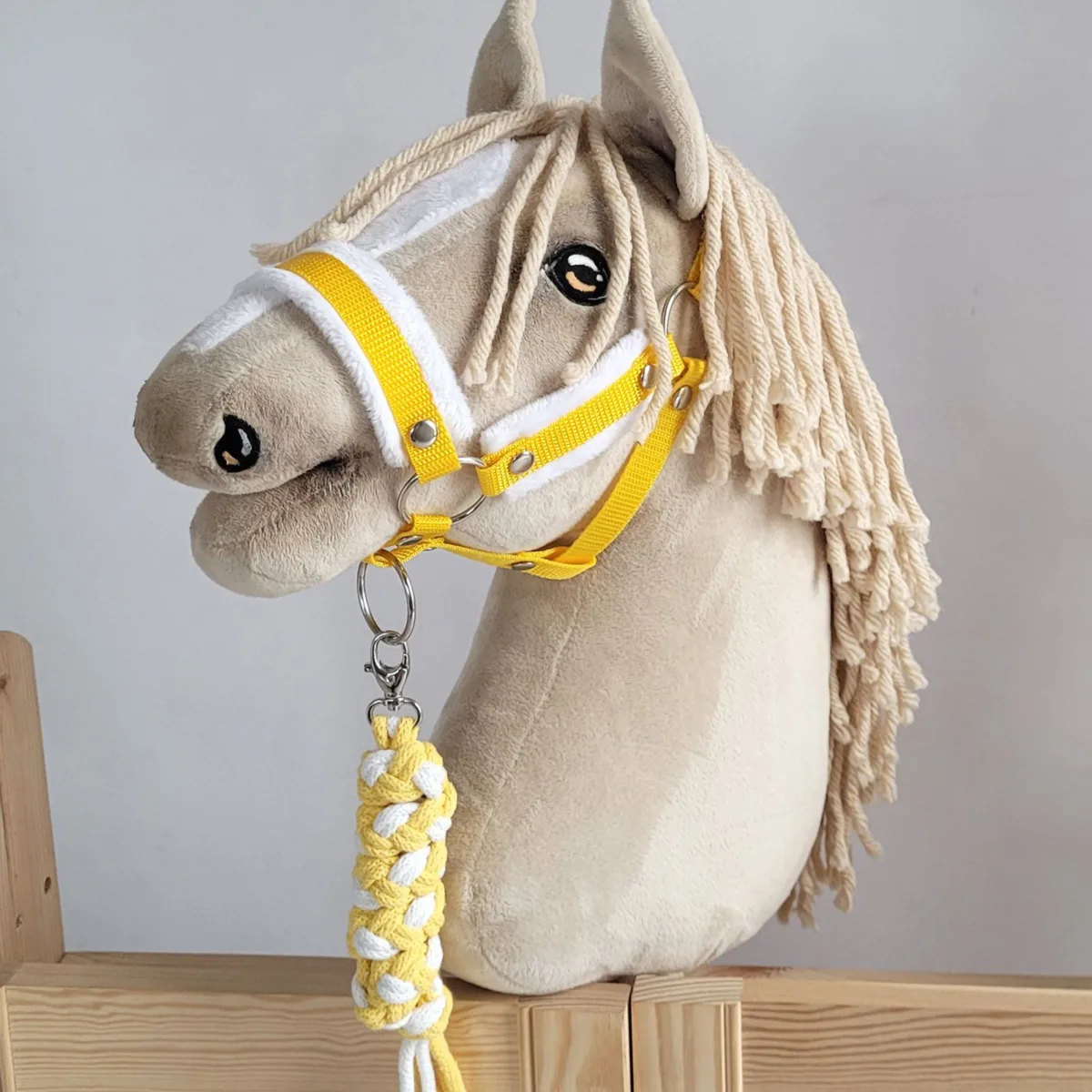 Rinkinys „Hobby Horse“ žirgui: apynasris A3 su baltu kailiuku ir virvinis pavadis, spalvos: balta, geltona ir juoda