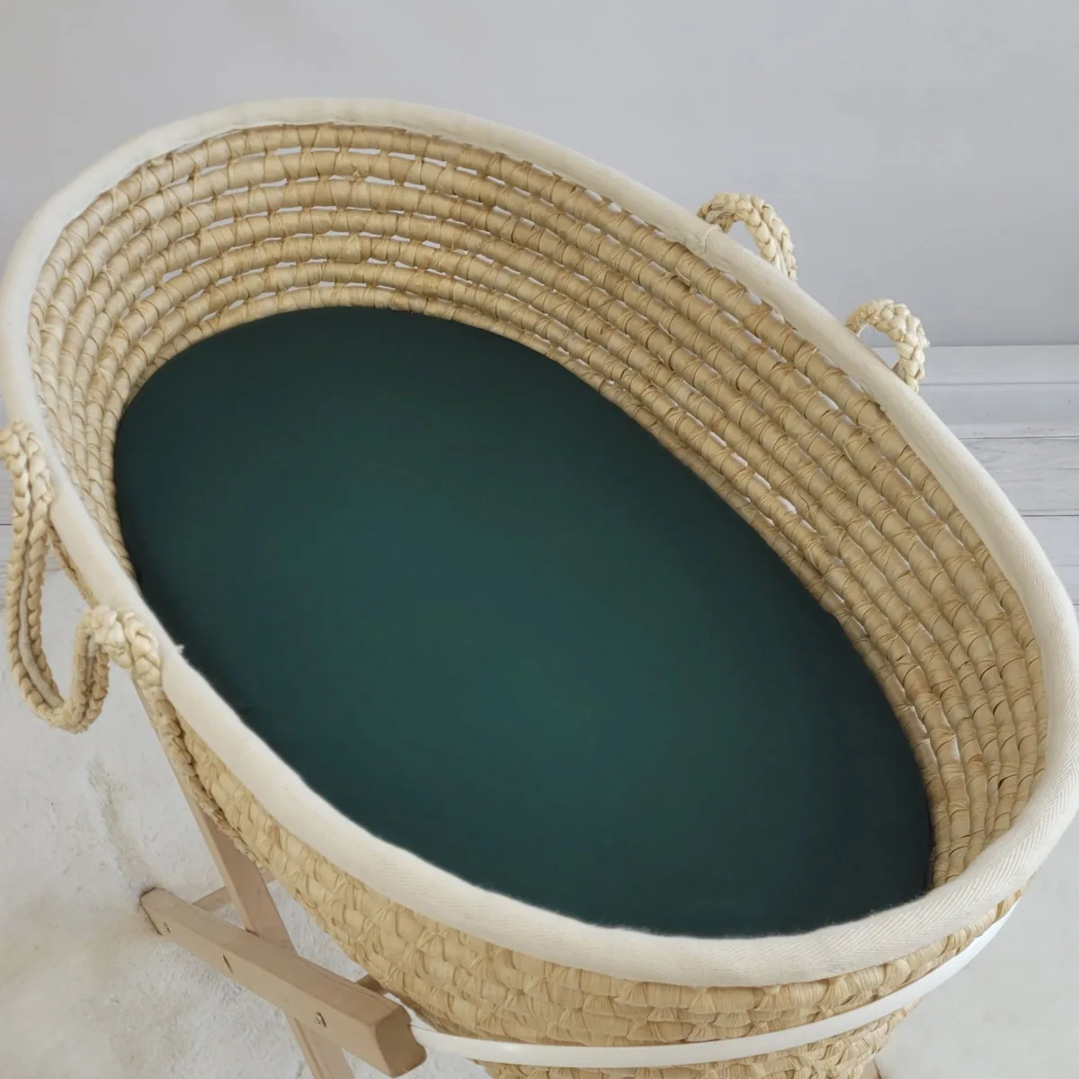 Medvilninė paklodė vežimėlio ar Mozės krepšelio čiužiniui 75x35 cm, spalvos: smėlio, violetinė ir žalia