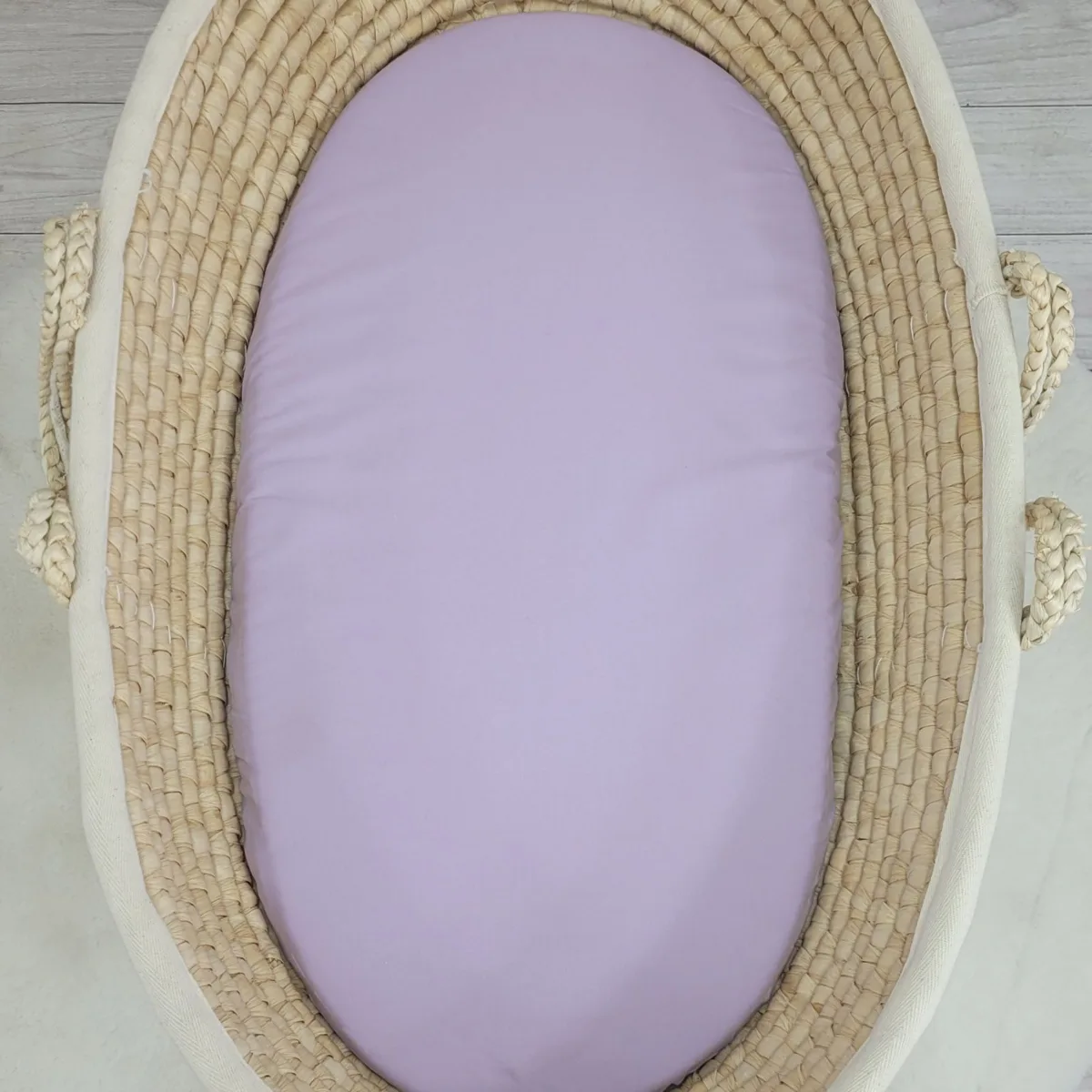Medvilninė paklodė vežimėlio ar Mozės krepšelio čiužiniui 75x35 cm, spalvos: smėlio, violetinė ir žalia