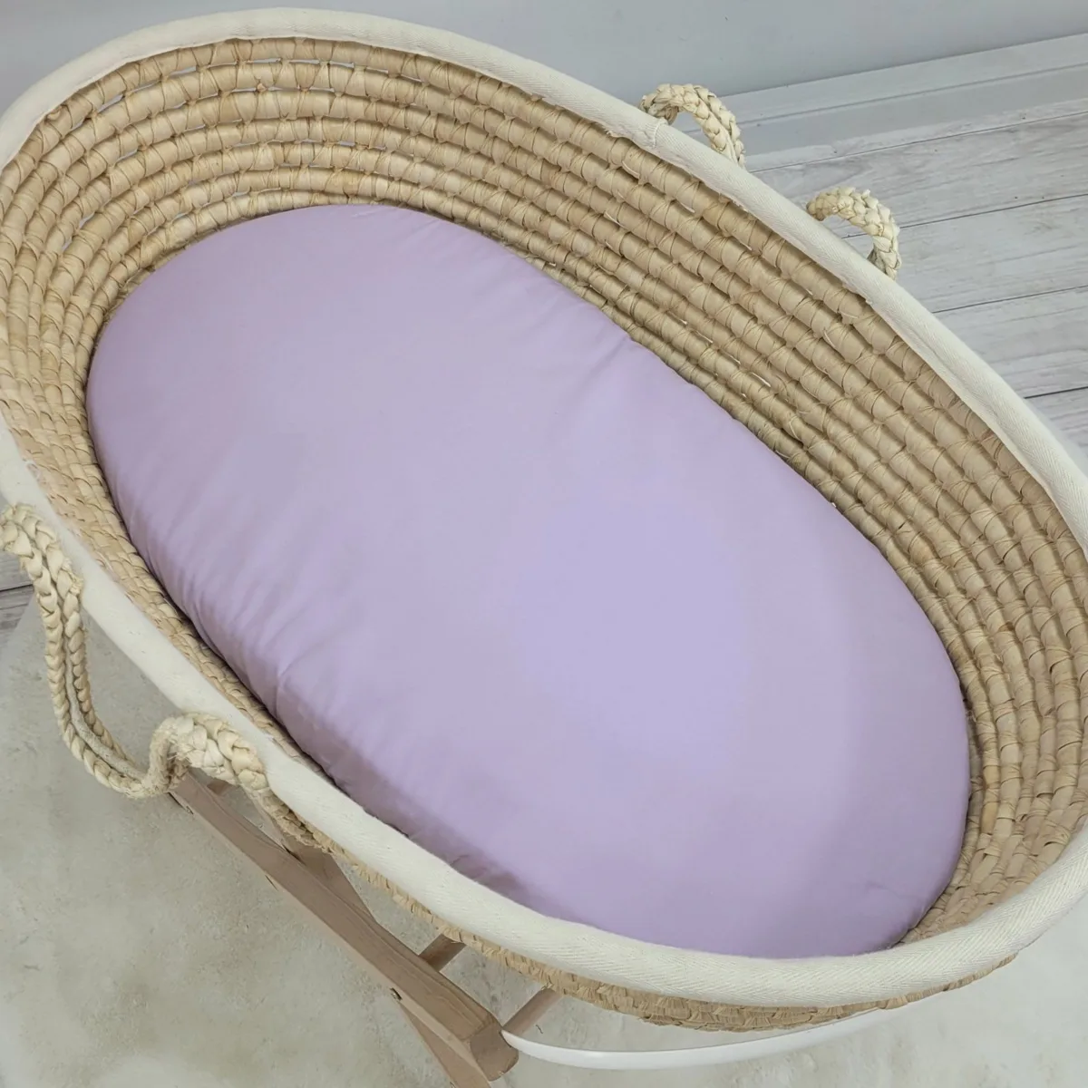 Medvilninė paklodė vežimėlio ar Mozės krepšelio čiužiniui 75x35 cm, spalvos: smėlio, violetinė ir žalia