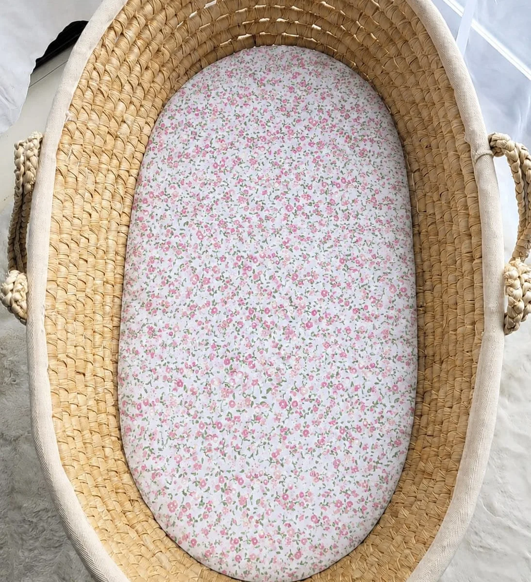 Medvilninė paklodė vežimėlio ar Mozės krepšelio čiužiniui 75x35 cm, gėlės
