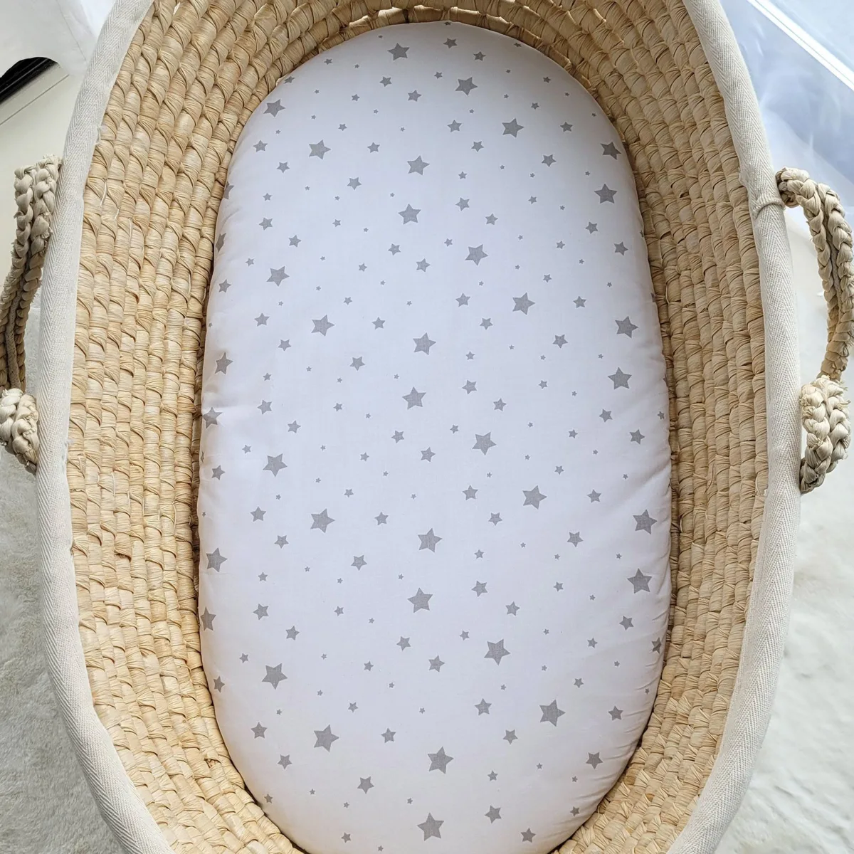 Medvilninė paklodė vežimėlio ar Mozės krepšelio čiužiniui 75x35 cm, žvaigždutės