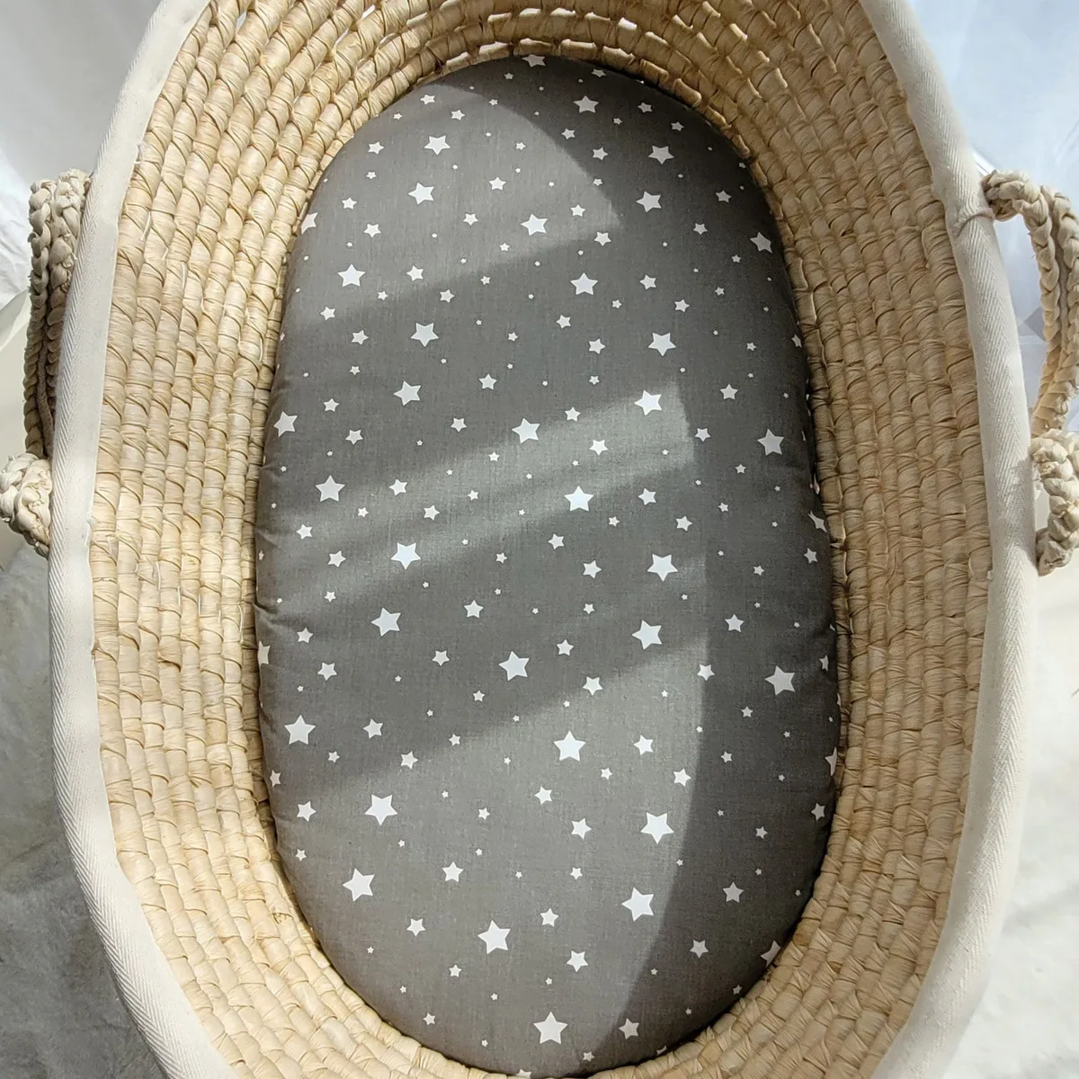 Medvilninė paklodė vežimėlio ar Mozės krepšelio čiužiniui 75x35 cm, žvaigždutės
