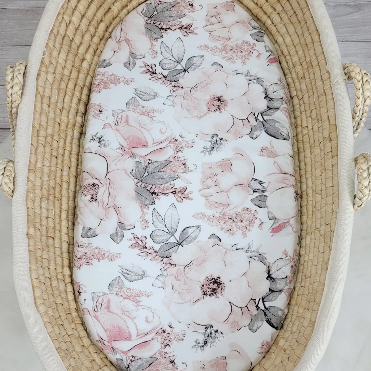 Medvilninė paklodė vežimėlio ar Mozės krepšelio čiužiniui 75x35 cm, spalvos: rožinė, ruda ir smėlio
