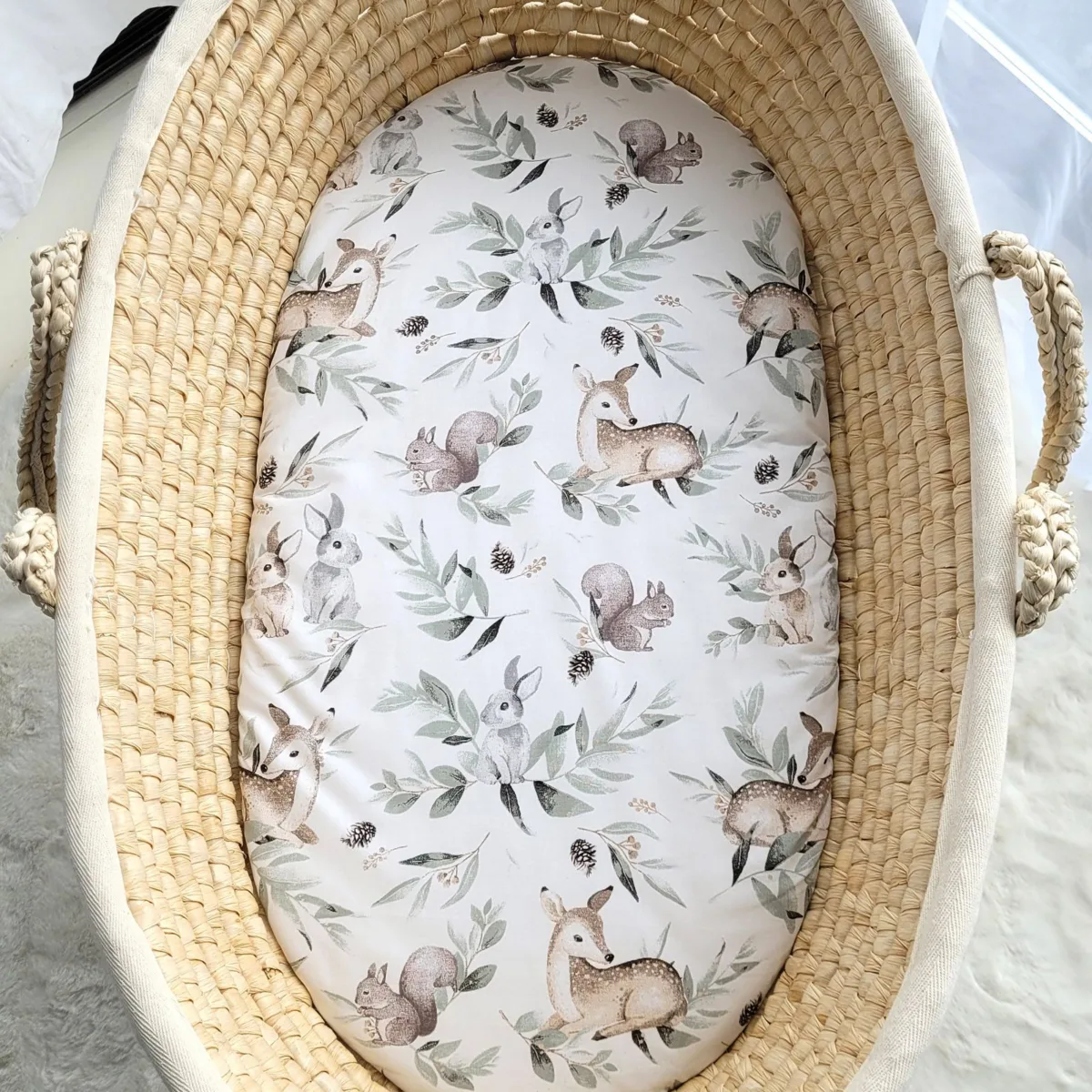 Medvilninė paklodė vežimėlio ar Mozės krepšelio čiužiniui 75x35 cm, gyvūnėliai