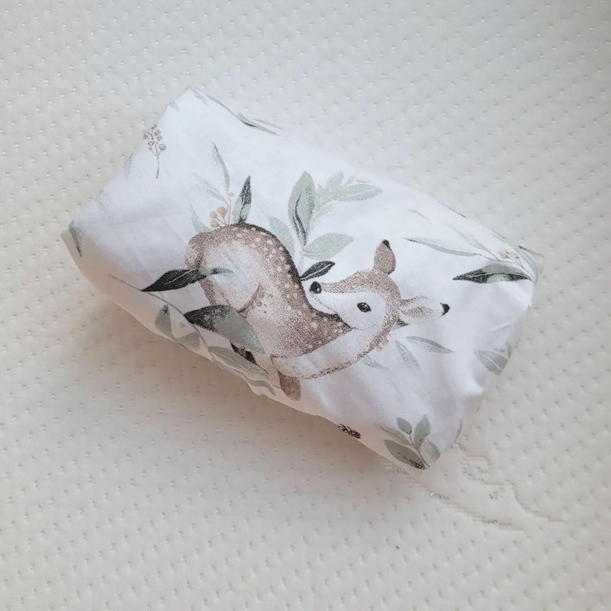 Medvilninė paklodė vežimėlio ar Mozės krepšelio čiužiniui 75x35 cm, gyvūnėliai