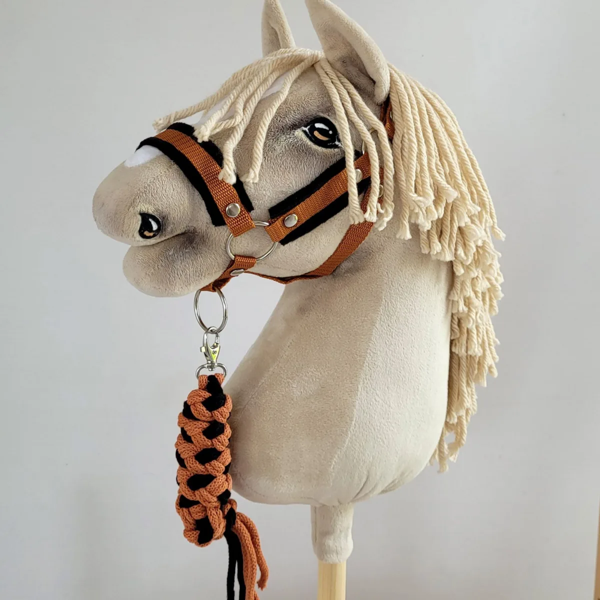 Pavadis „Hobby Horse“ žirgui iš dvigubos virvės, juodas, spalvos: geltona, mėlyna ir kitos