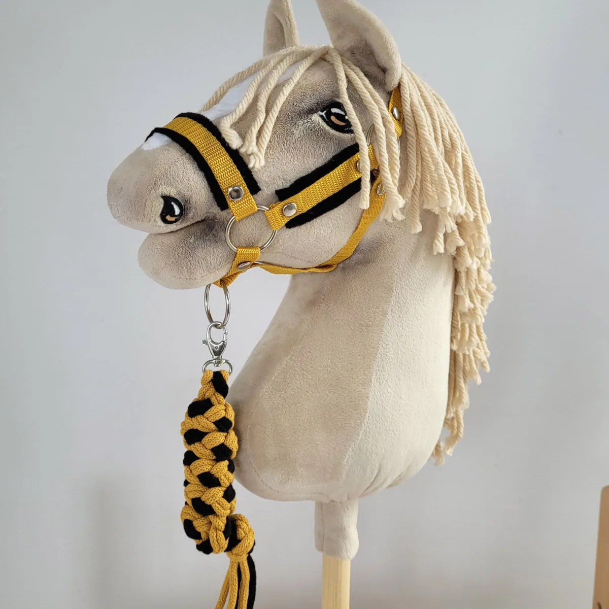 Pavadis „Hobby Horse“ žirgui iš dvigubos virvės, juodas, spalvos: geltona, mėlyna ir kitos