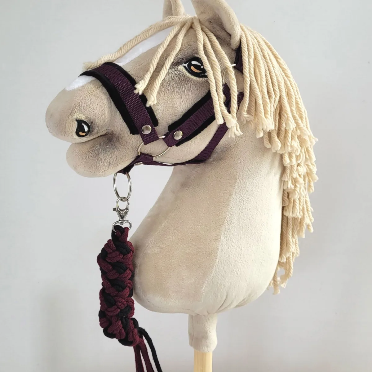 Pavadis „Hobby Horse“ žirgui iš dvigubos virvės, juodas, spalvos: geltona, mėlyna ir kitos