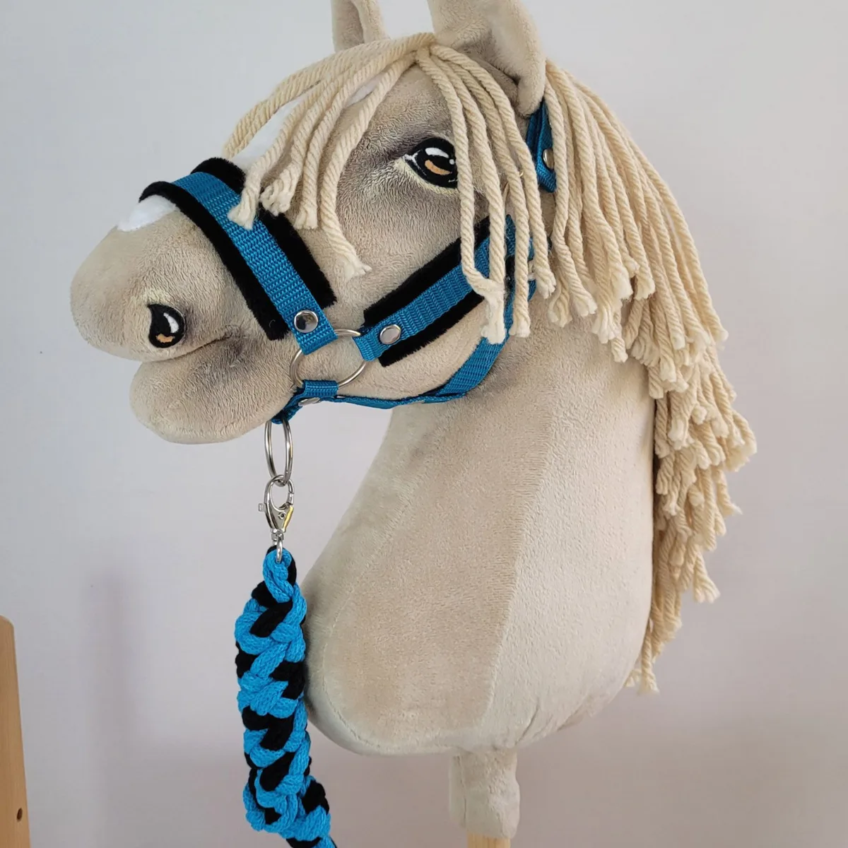 Pavadis „Hobby Horse“ žirgui iš dvigubos virvės, juodas, spalvos: geltona, mėlyna ir kitos