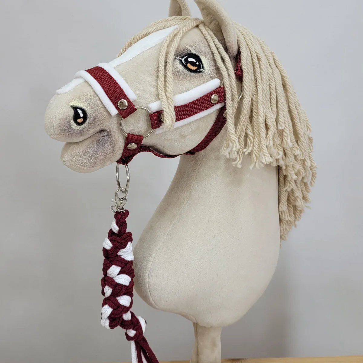 Pavadis „Hobby Horse“ žirgui iš dvigubos virvės, baltas, spalvos: mėlyna, raudona ir kitos