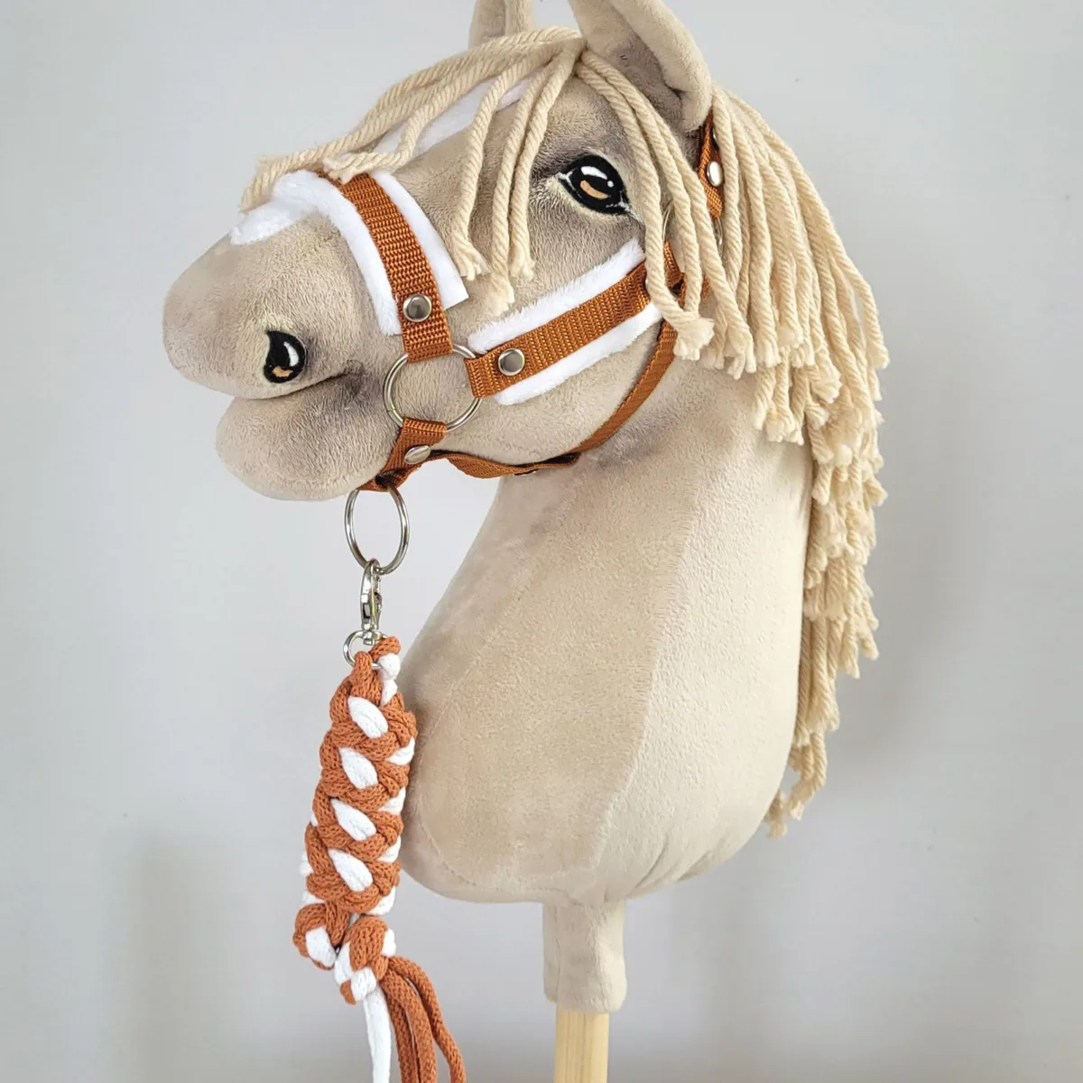 Pavadis „Hobby Horse“ žirgui iš dvigubos virvės, baltas, spalvos: mėlyna, raudona ir kitos