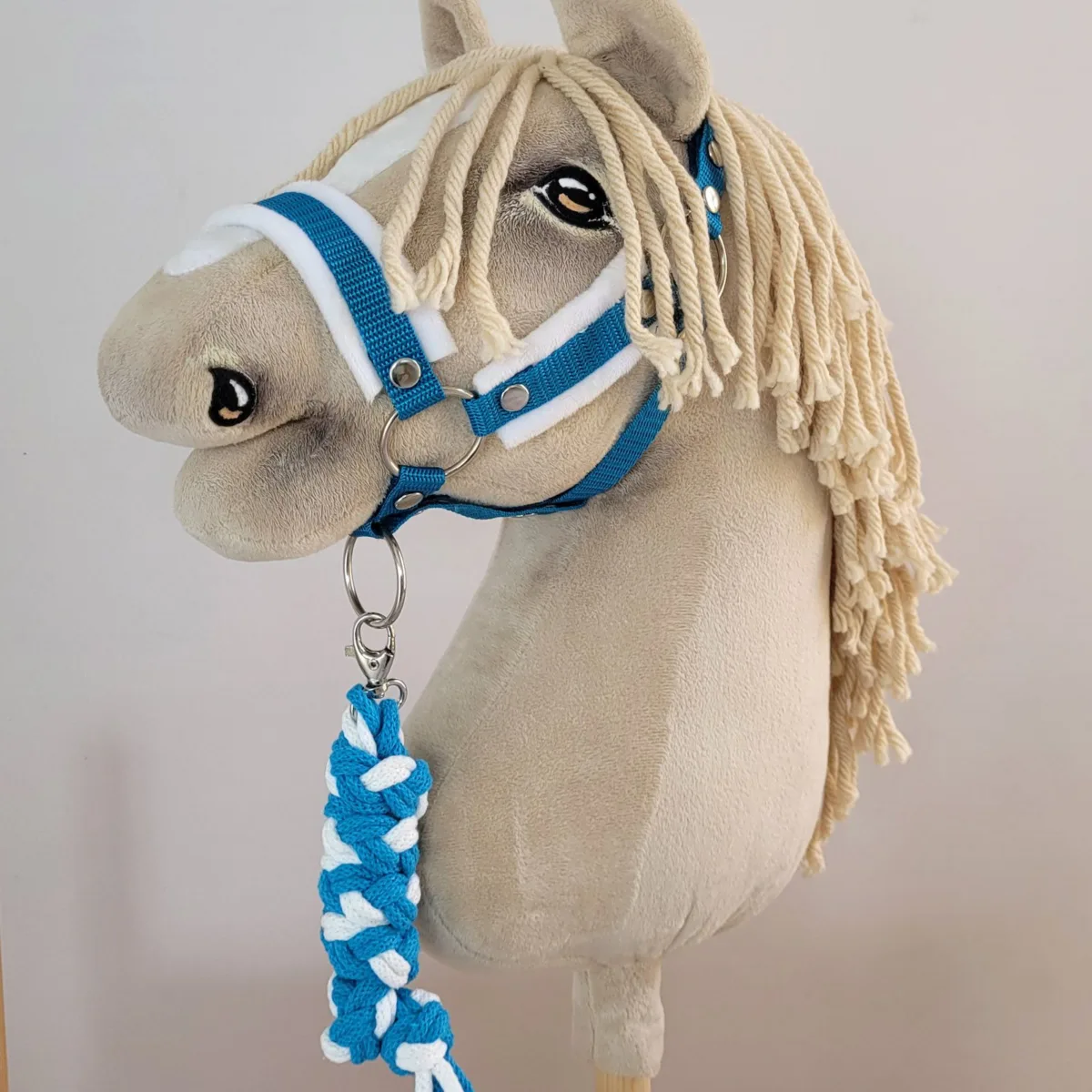Pavadis „Hobby Horse“ žirgui iš dvigubos virvės, baltas, spalvos: mėlyna, raudona ir kitos