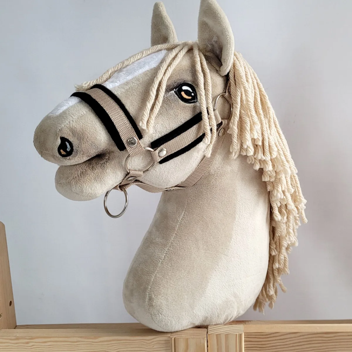 Reguliuojamas apynasris „Hobby Horse“ žirgui A3, smėlio su juodu kailiuku