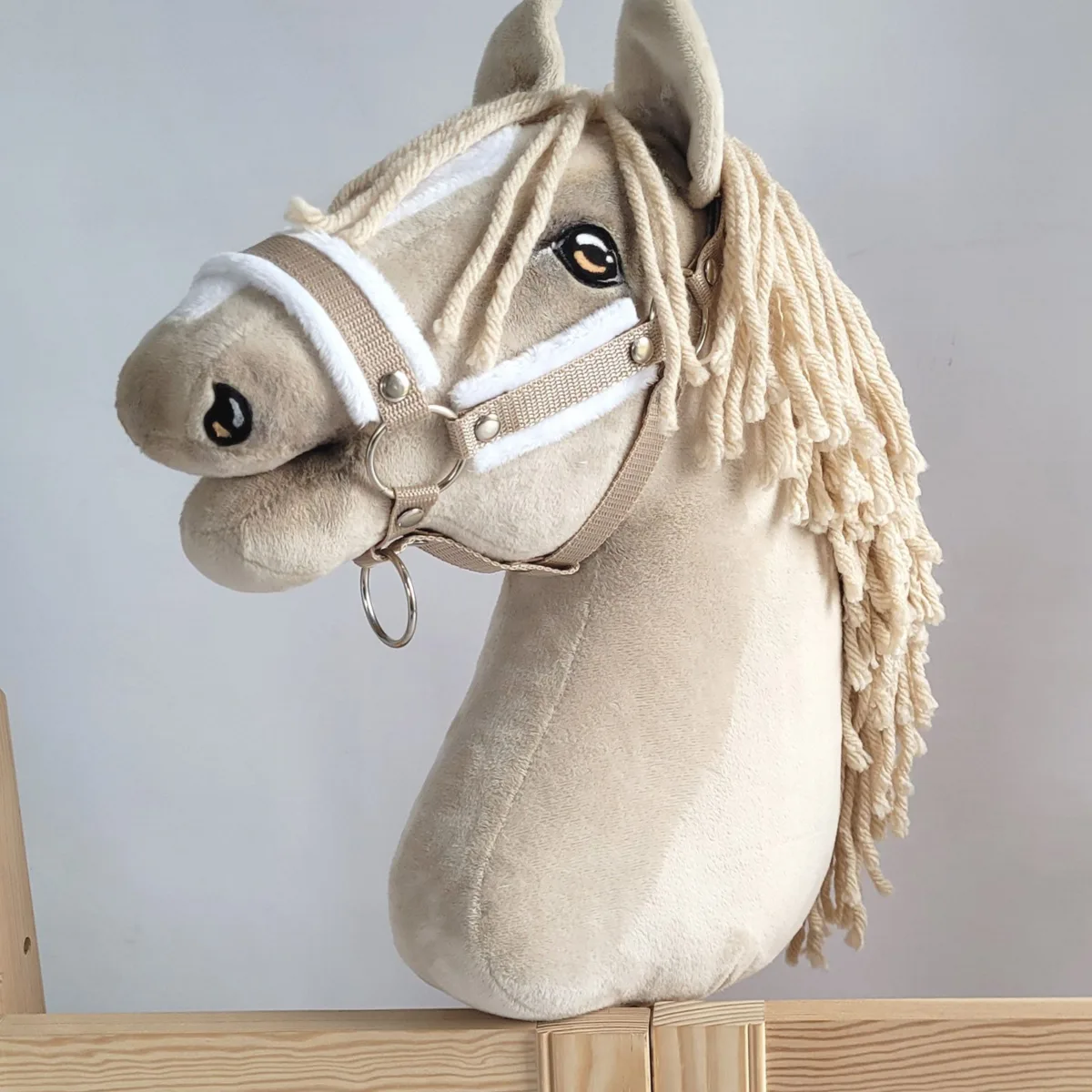 Reguliuojamas apynasris „Hobby Horse“ žirgui A3, smėlio su baltu kailiuku