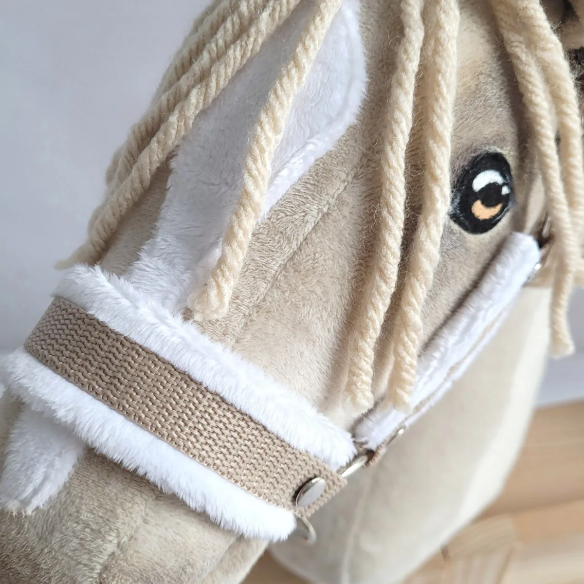 Reguliuojamas apynasris „Hobby Horse“ žirgui A3, smėlio su baltu kailiuku
