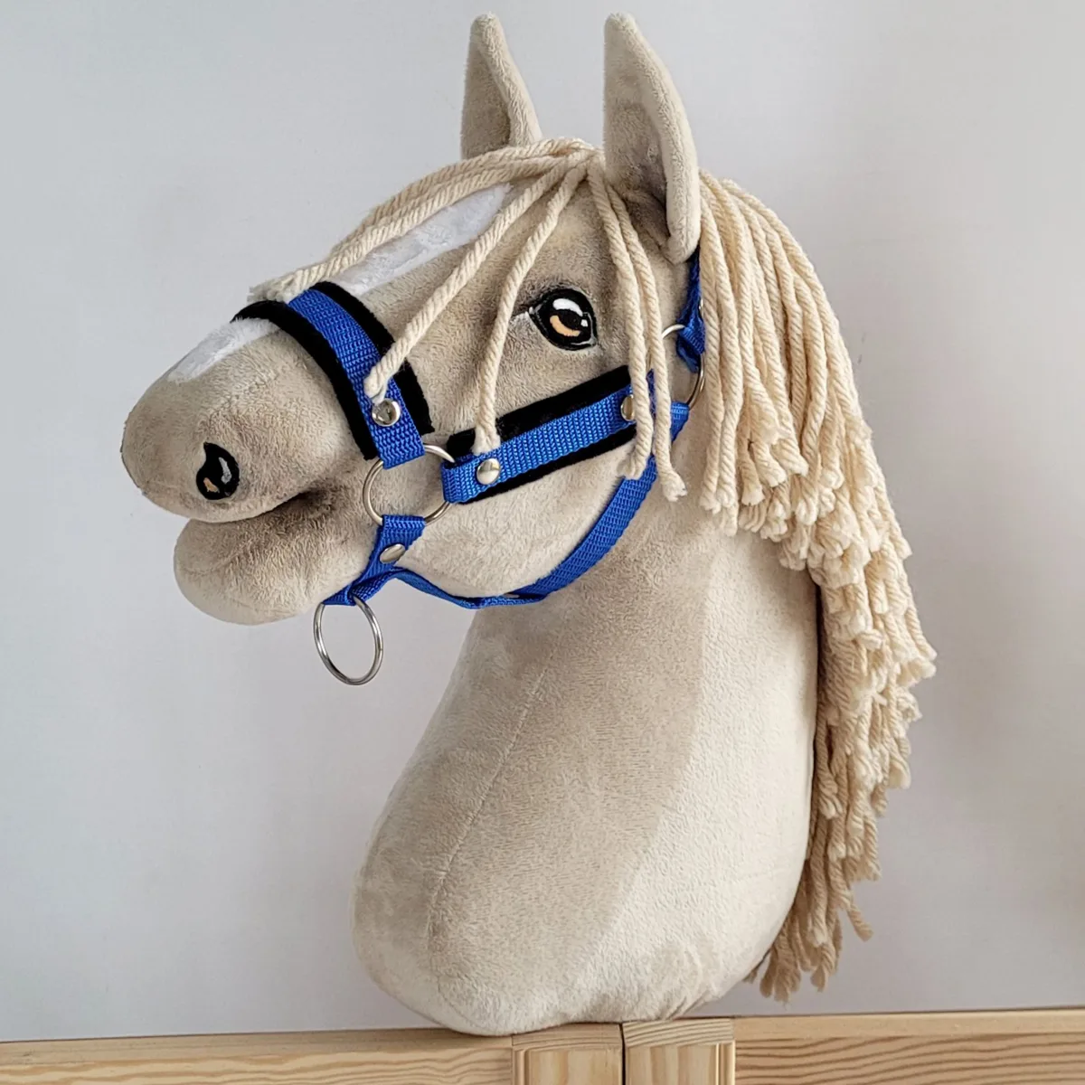 Reguliuojamas apynasris „Hobby Horse“ žirgui A3, mėlyna su juodu kailiuku