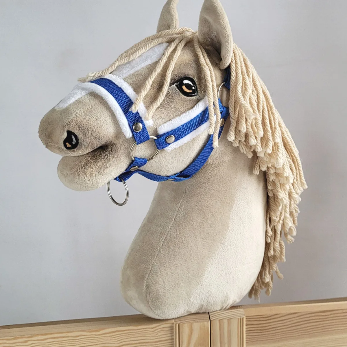 Reguliuojamas apynasris „Hobby Horse“ žirgui A3, mėlyna su baltu kailiuku