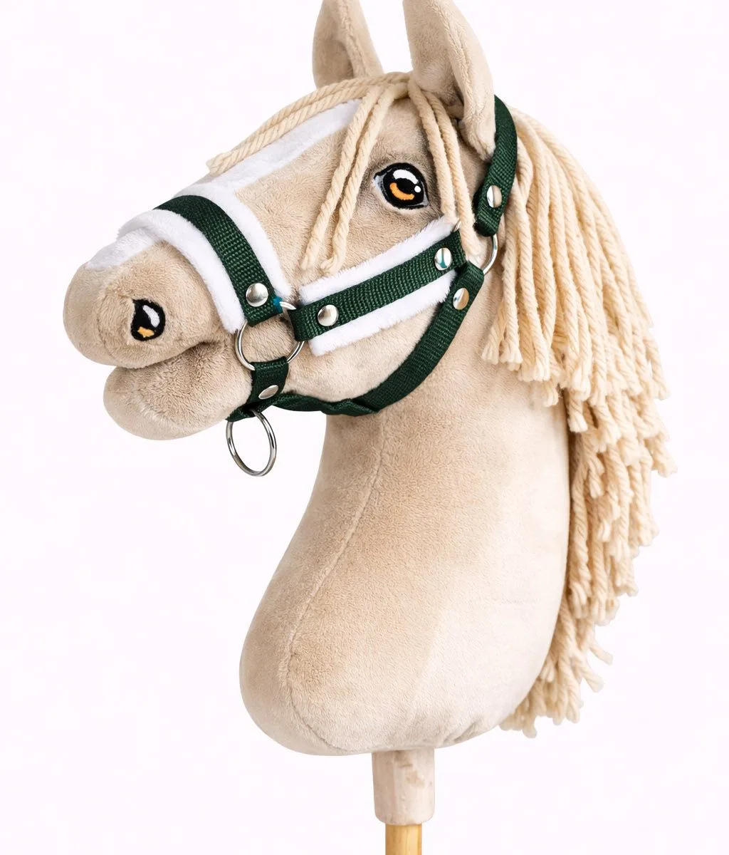 Reguliuojamas apynasris „Hobby Horse“ žirgui A3, butelio žalia su baltu kailiuku