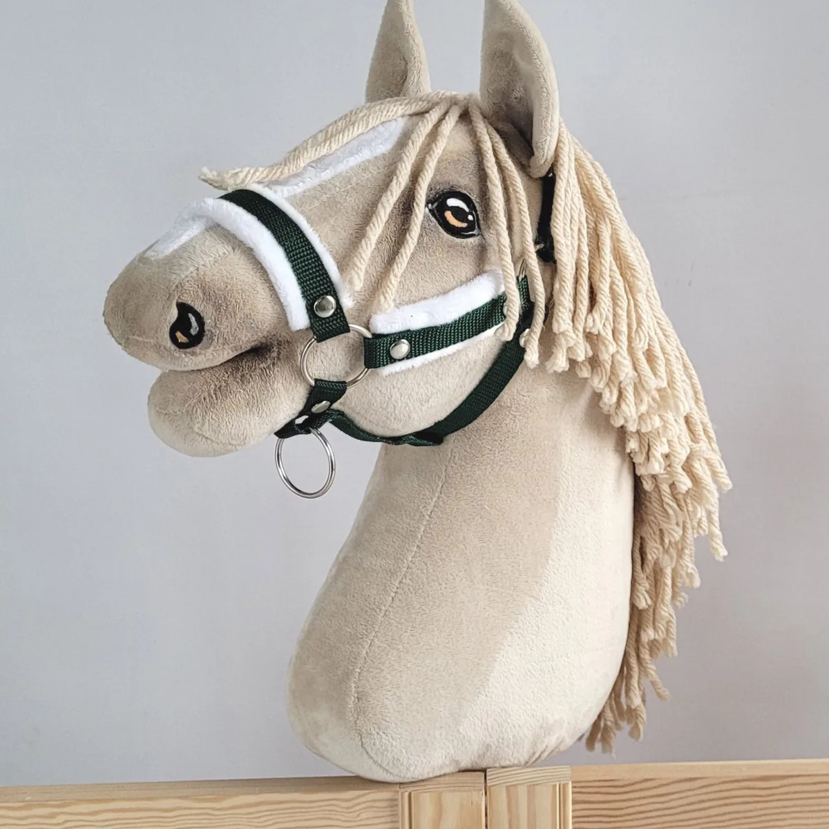 Reguliuojamas apynasris „Hobby Horse“ žirgui A3, butelio žalia su baltu kailiuku