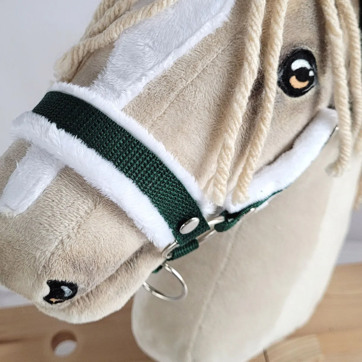 Reguliuojamas apynasris „Hobby Horse“ žirgui A3, butelio žalia su baltu kailiuku