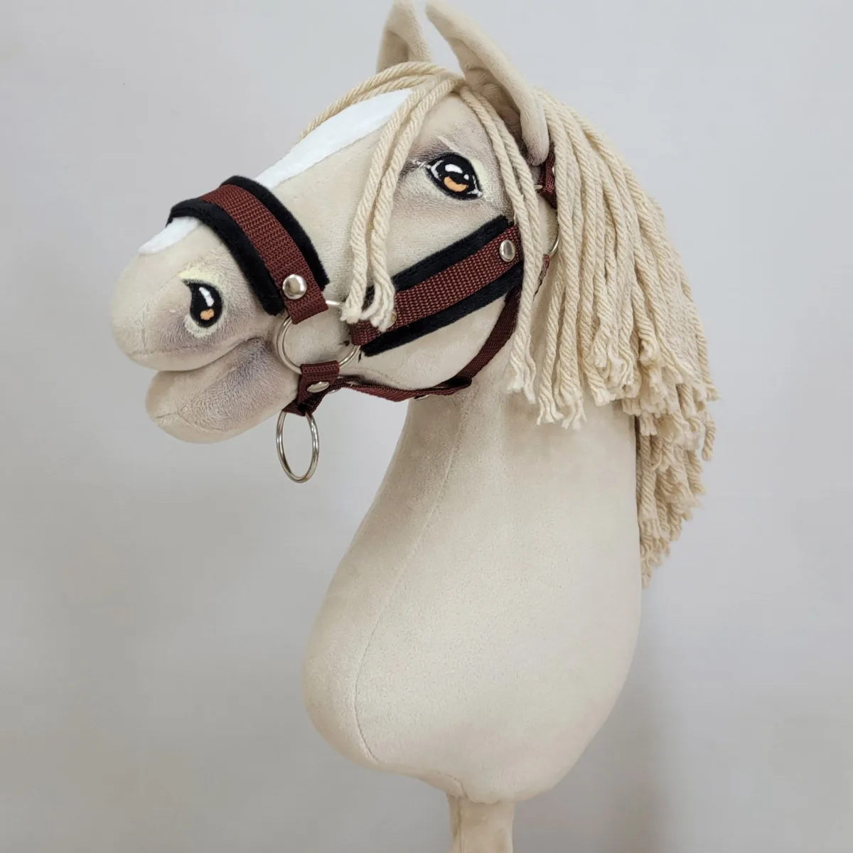 Reguliuojamas apynasris „Hobby Horse“ žirgui A3, ruda su juodu kailiuku