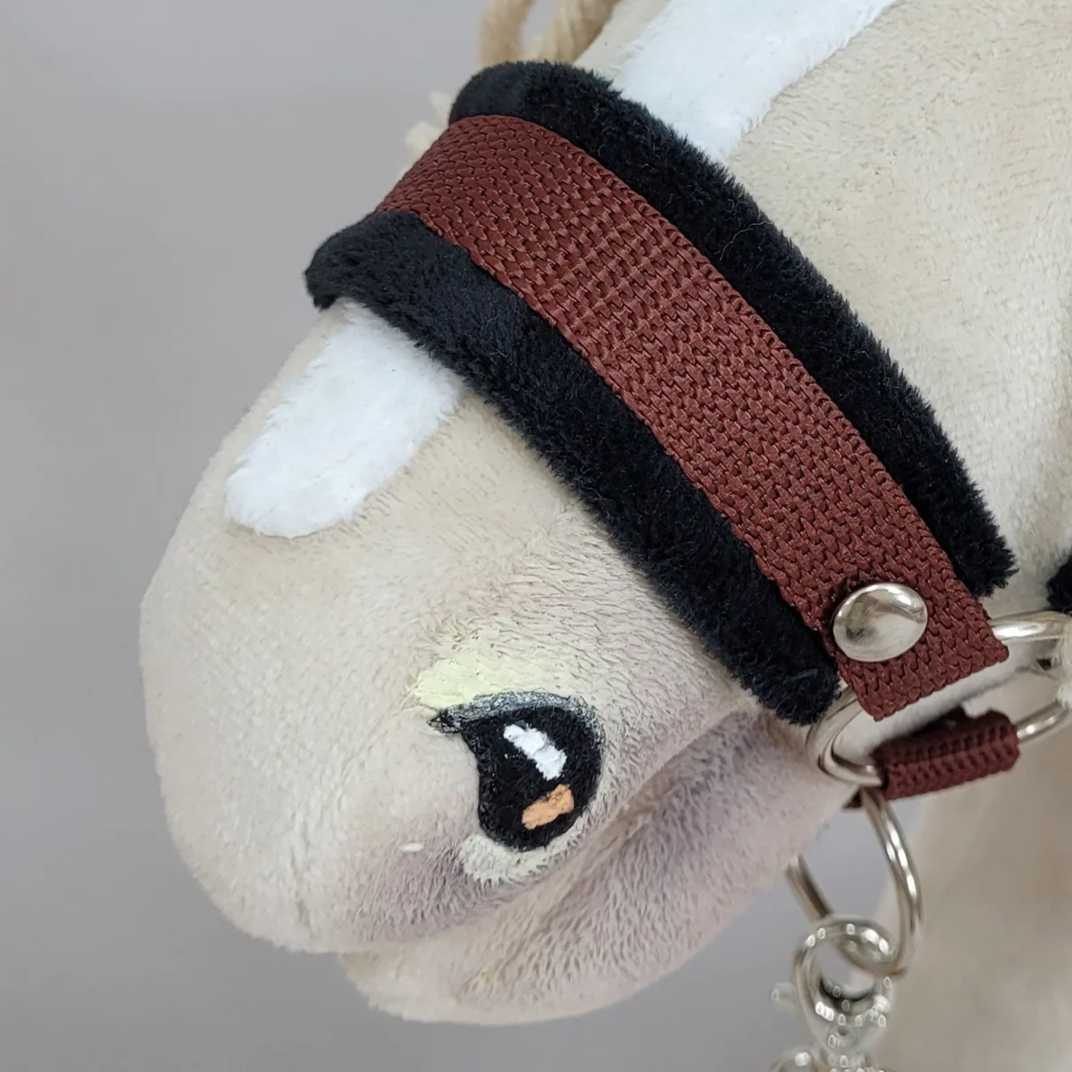 Reguliuojamas apynasris „Hobby Horse“ žirgui A3, ruda su juodu kailiuku