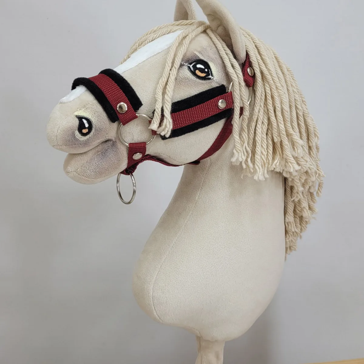Reguliuojamas apynasris „Hobby Horse“ žirgui A3, bordo su juodu kailiuku