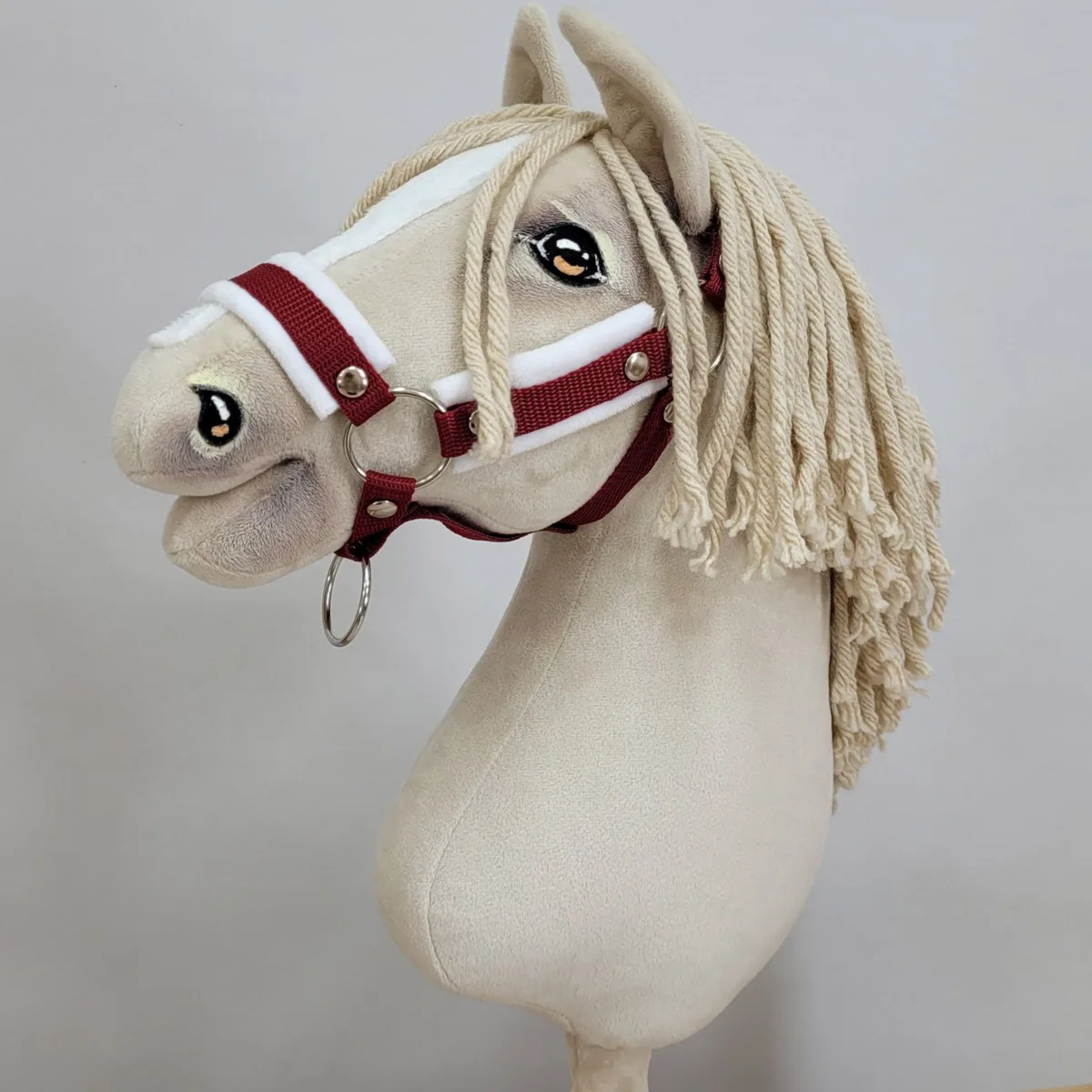 Reguliuojamas apynasris „Hobby Horse“ žirgui A3, bordo su baltu kailiuku