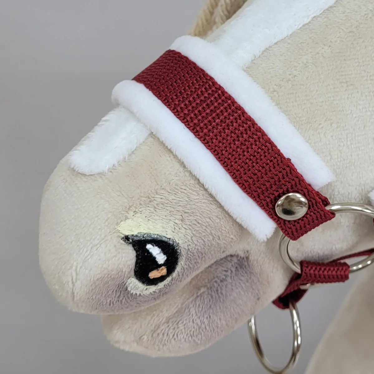 Reguliuojamas apynasris „Hobby Horse“ žirgui A3, bordo su baltu kailiuku