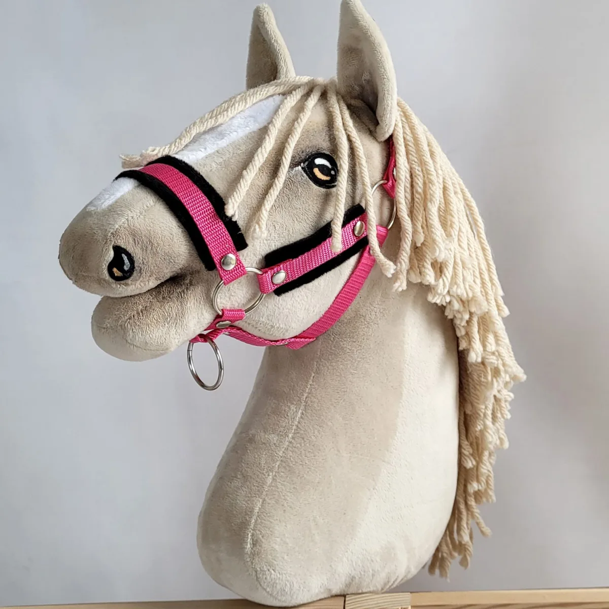 Reguliuojamas apynasris „Hobby Horse“ žirgui A3, tamsiai rožinė su juodu kailiuku